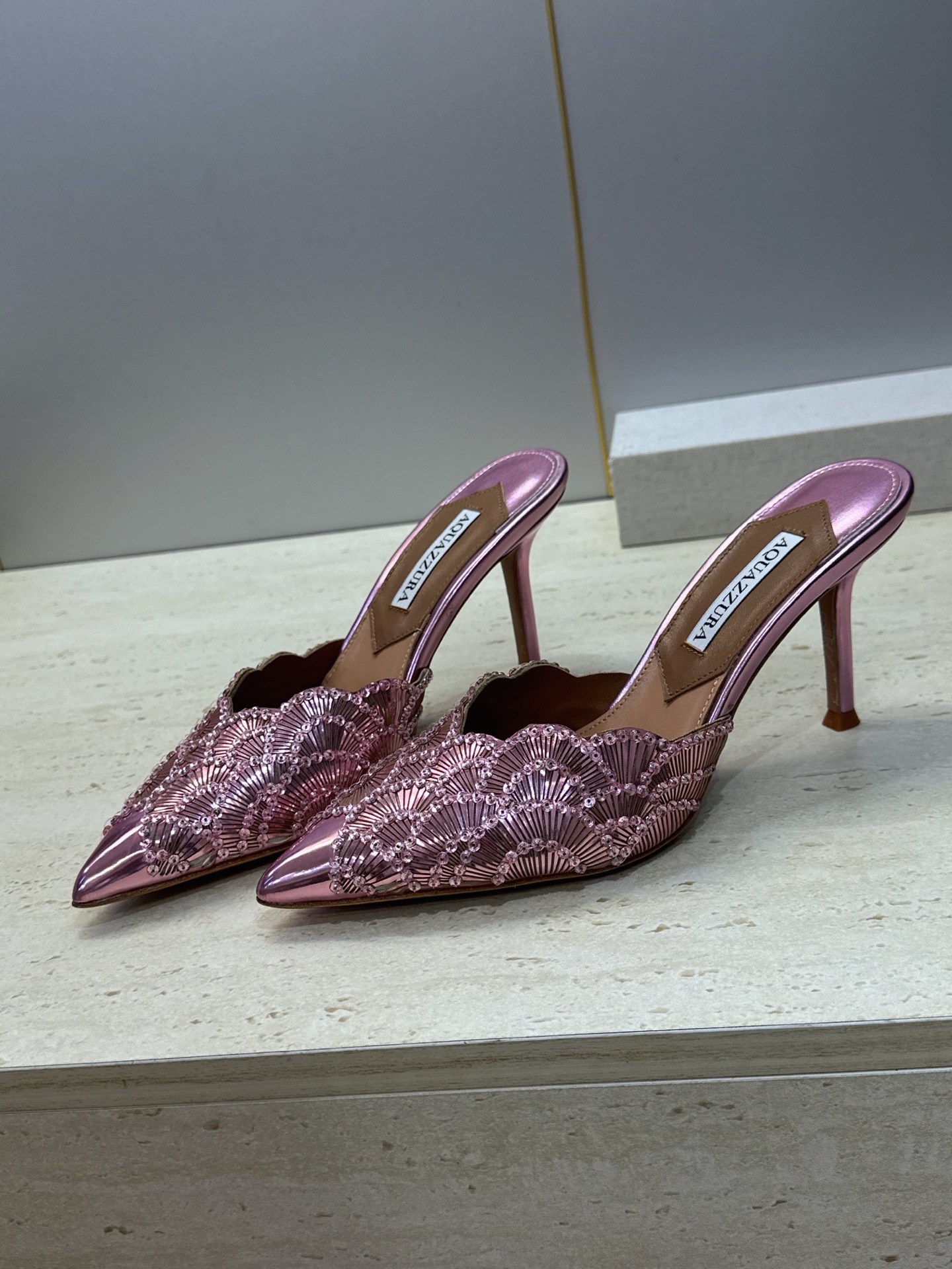 Aquazzura 2026春夏新款鱼鳞纹亮片拼色女鞋 大菠萝字母logo高跟尖头穆勒凉拖鞋 材质鞋面进口小牛皮/进口金