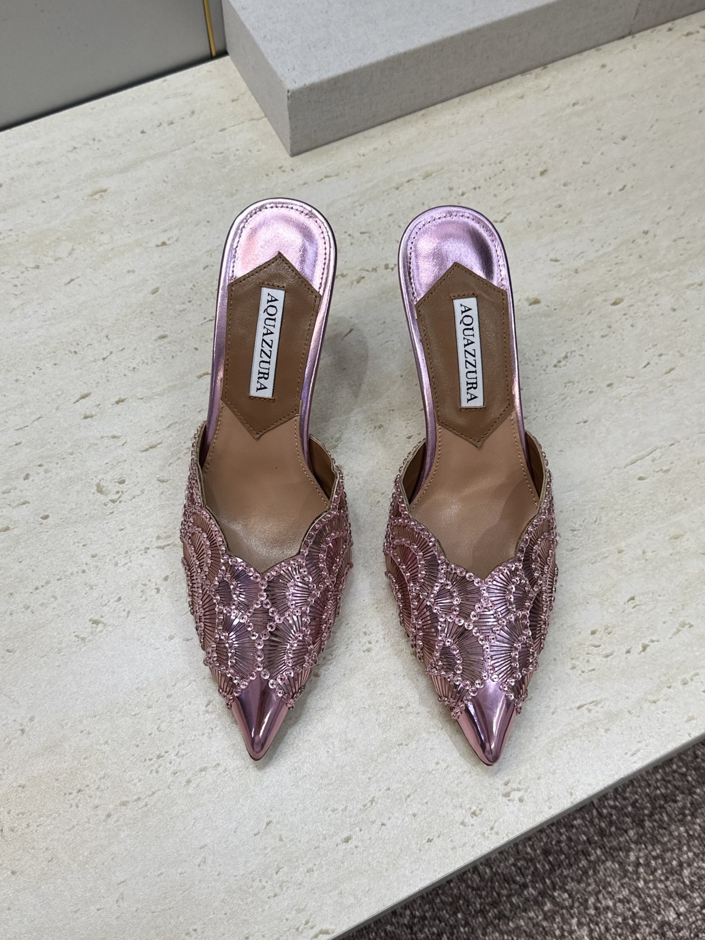 Aquazzura 2026春夏新款鱼鳞纹亮片拼色女鞋 大菠萝字母logo高跟尖头穆勒凉拖鞋 材质鞋面进口小牛皮/进口金