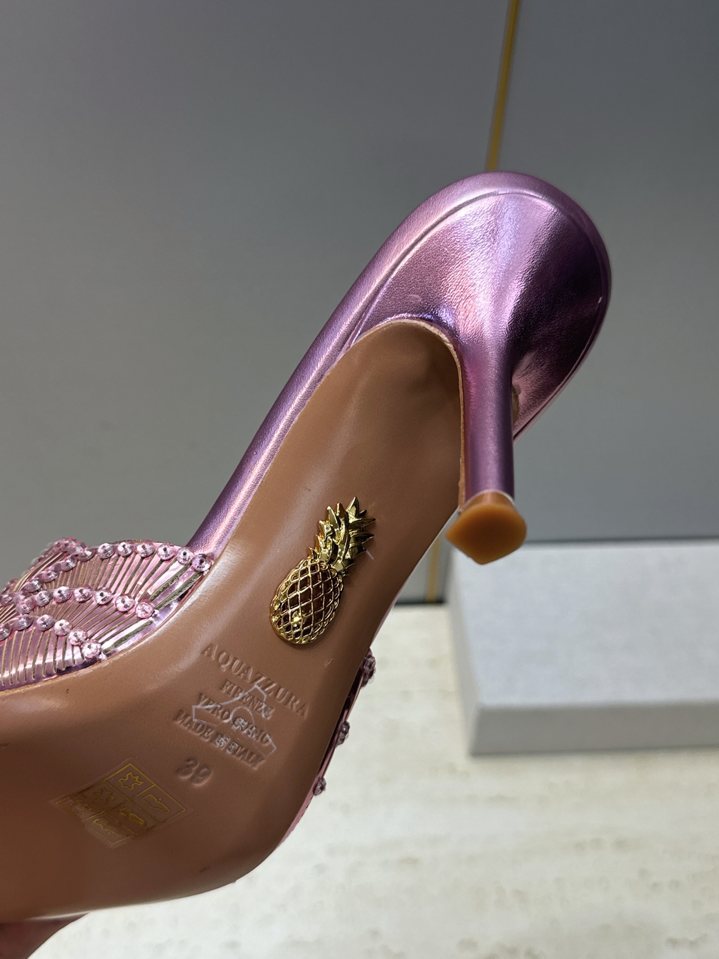 Aquazzura 2026春夏新款鱼鳞纹亮片拼色女鞋 大菠萝字母logo高跟尖头穆勒凉拖鞋 材质鞋面进口小牛皮/进口金