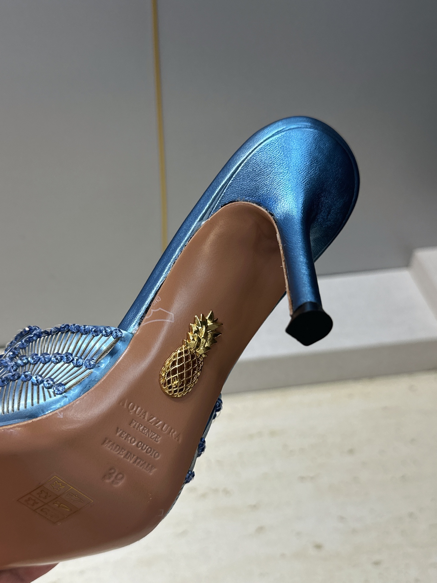 Aquazzura 2026春夏新款鱼鳞纹亮片拼色女鞋 大菠萝字母logo高跟尖头穆勒凉拖鞋 材质鞋面进口小牛皮/进口金 Aquazzura 2026春夏新款鱼鳞纹亮片拼色女鞋 大菠萝字母logo高跟尖头穆勒凉拖鞋 材质鞋面进口小牛皮/进口金