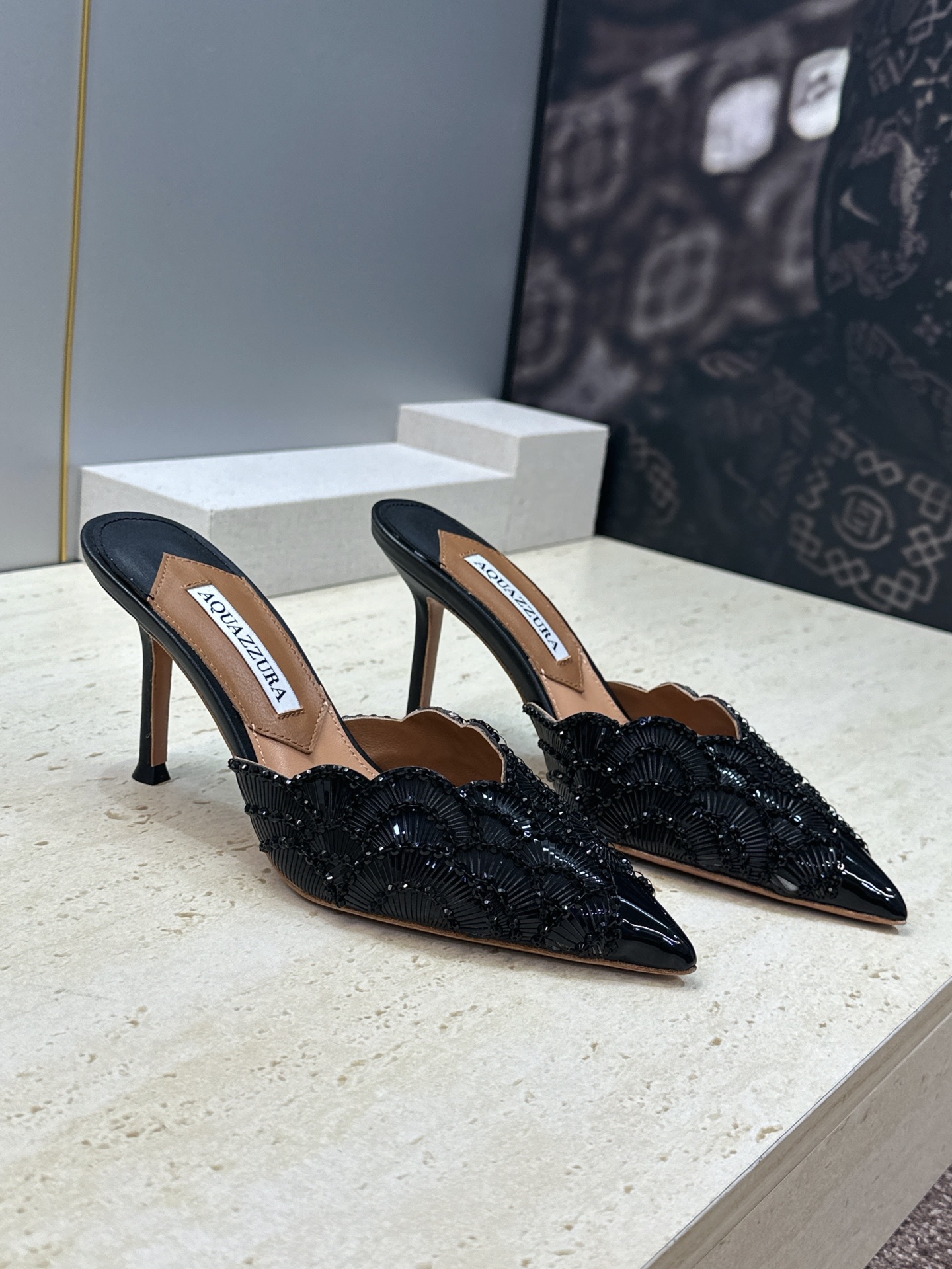 Aquazzura 2026春夏新款鱼鳞纹亮片拼色女鞋 大菠萝字母logo高跟尖头穆勒凉拖鞋 材质鞋面进口小牛皮/进口金 Aquazzura 2026春夏新款鱼鳞纹亮片拼色女鞋 大菠萝字母logo高跟尖头穆勒凉拖鞋 材质鞋面进口小牛皮/进口金