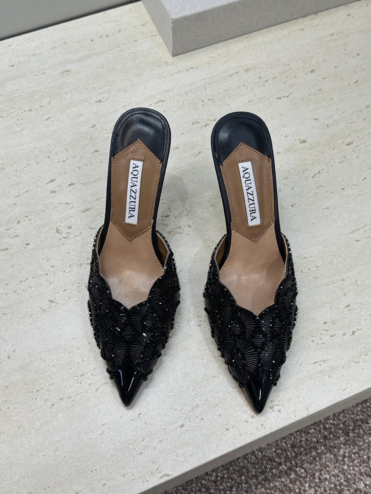 Aquazzura 2026春夏新款鱼鳞纹亮片拼色女鞋 大菠萝字母logo高跟尖头穆勒凉拖鞋 材质鞋面进口小牛皮/进口金 Aquazzura 2026春夏新款鱼鳞纹亮片拼色女鞋 大菠萝字母logo高跟尖头穆勒凉拖鞋 材质鞋面进口小牛皮/进口金