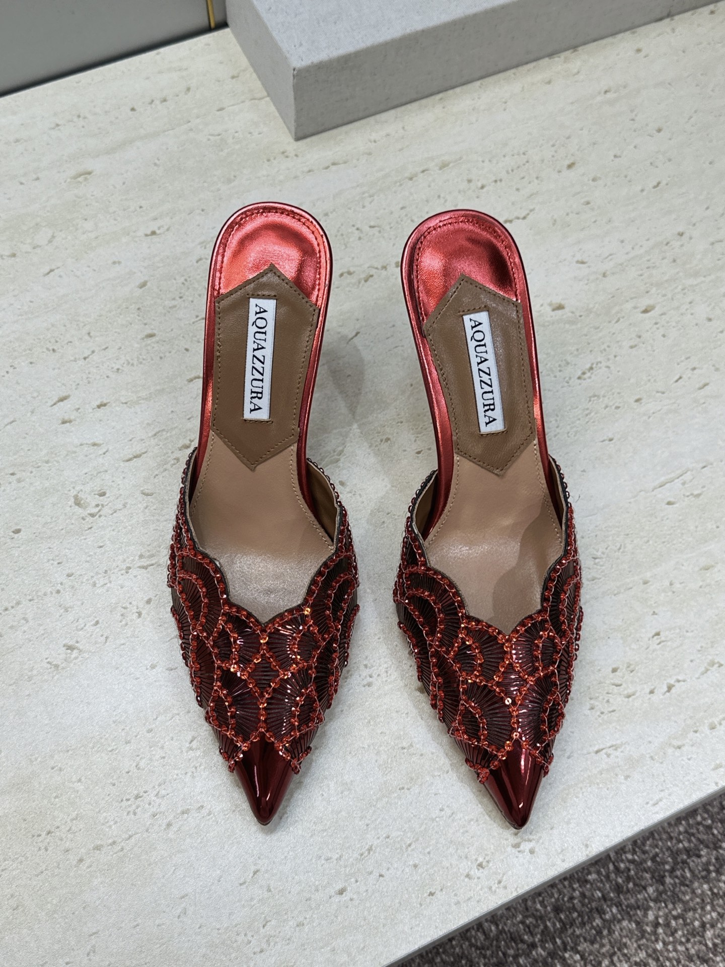 Aquazzura 2026春夏新款鱼鳞纹亮片拼色女鞋 大菠萝字母logo高跟尖头穆勒凉拖鞋 材质鞋面进口小牛皮/进口金 Aquazzura 2026春夏新款鱼鳞纹亮片拼色女鞋 大菠萝字母logo高跟尖头穆勒凉拖鞋 材质鞋面进口小牛皮/进口金