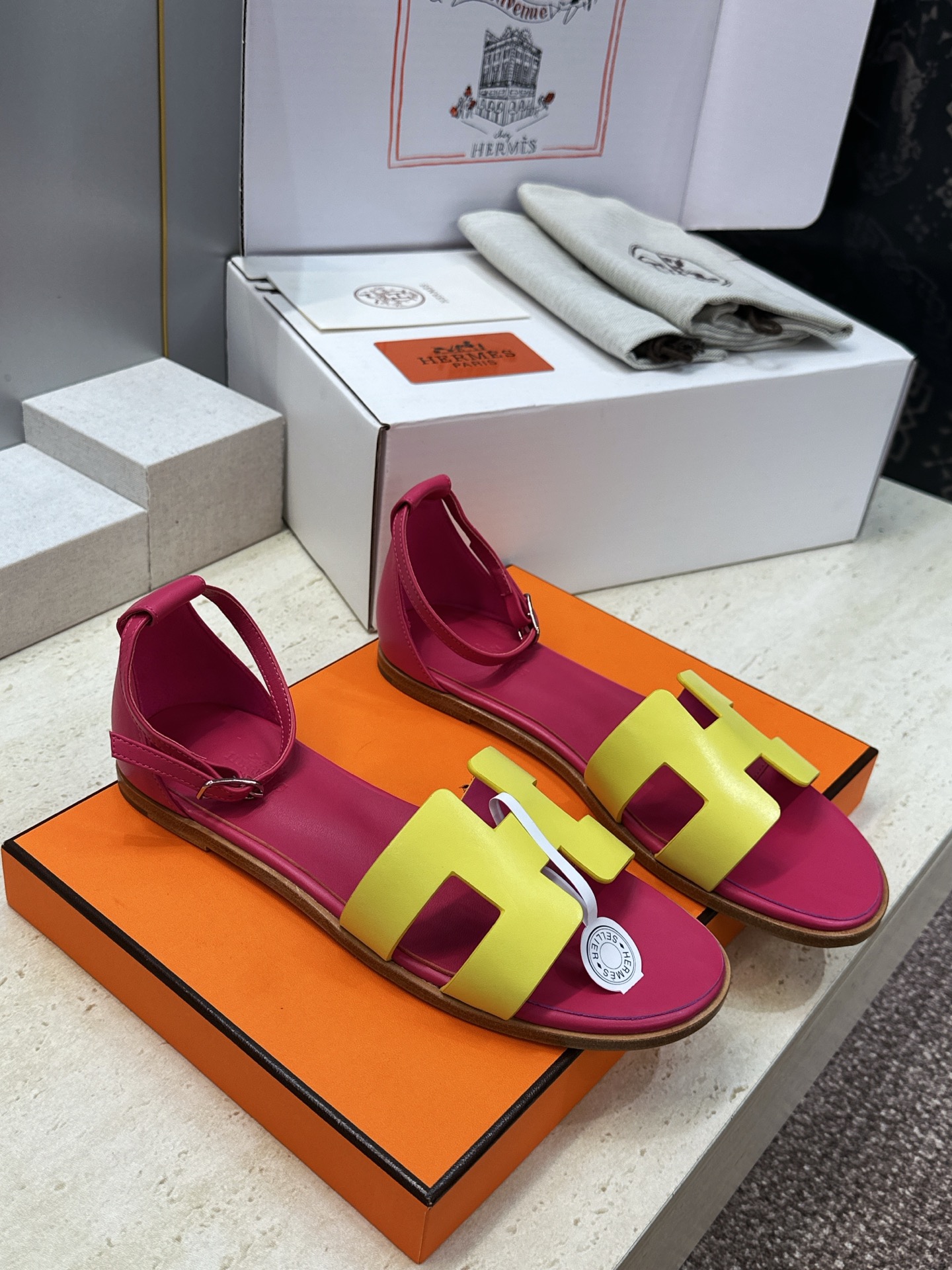 (配全套飞机盒) 莞货 顶级版 爱马仕 Hermes 春夏新色经典款 Santorini 拼色工字拖女鞋  H家平底圆头