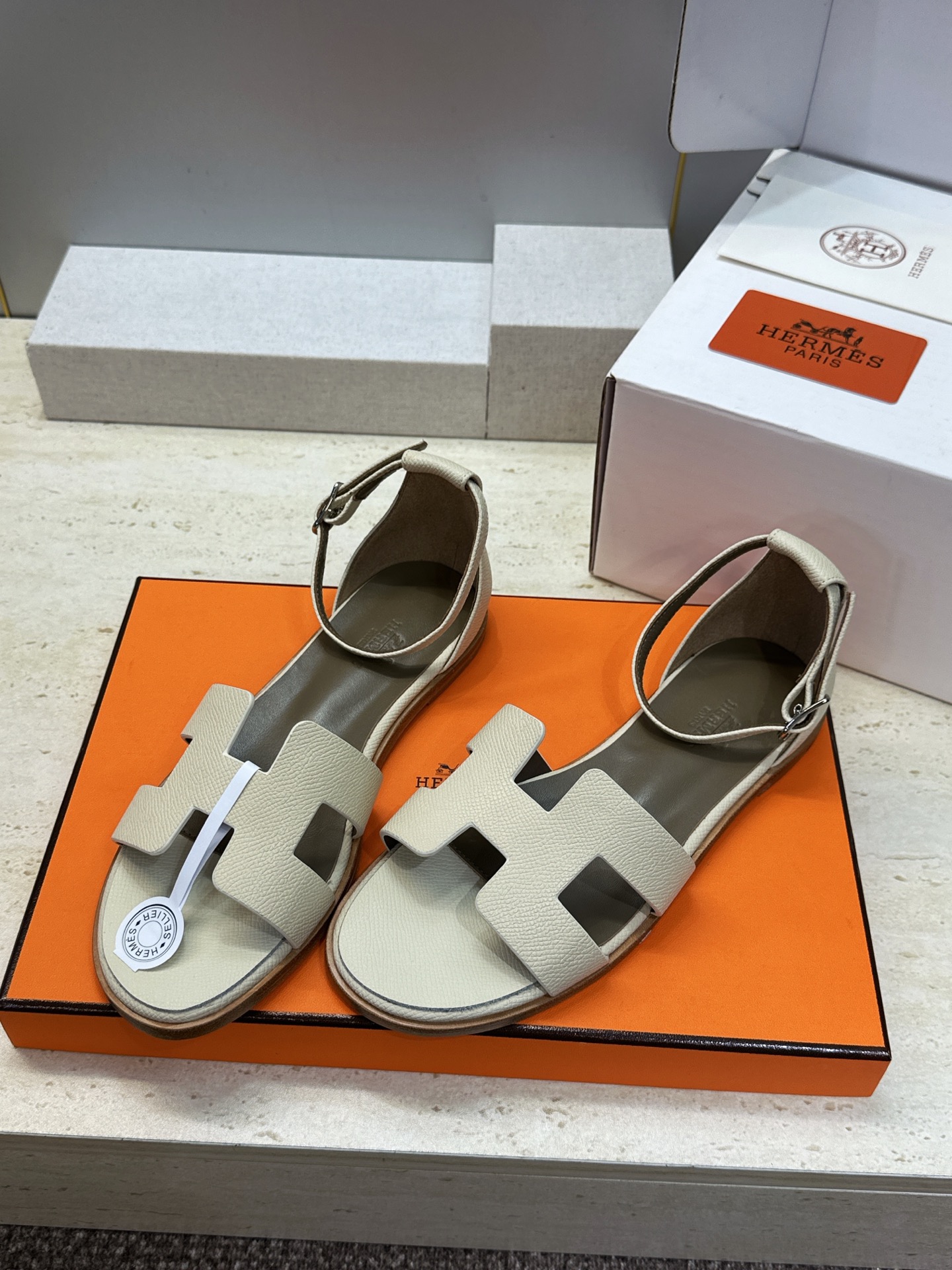 (配全套飞机盒) 莞货 顶级版 爱马仕 Hermes 春夏新色经典款 Santorini 拼色工字拖女鞋  H家平底圆头