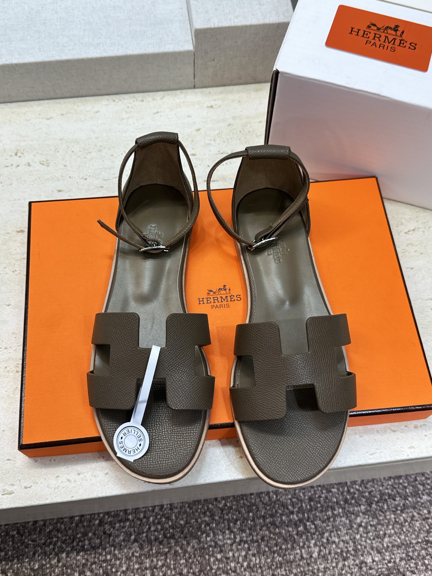 (配全套飞机盒) 莞货 顶级版 爱马仕 Hermes 春夏新色经典款 Santorini 拼色工字拖女鞋 H家平底圆头 (配全套飞机盒) 莞货 顶级版 爱马仕 Hermes 春夏新色经典款 Santorini 拼色工字拖女鞋 H家平底圆头