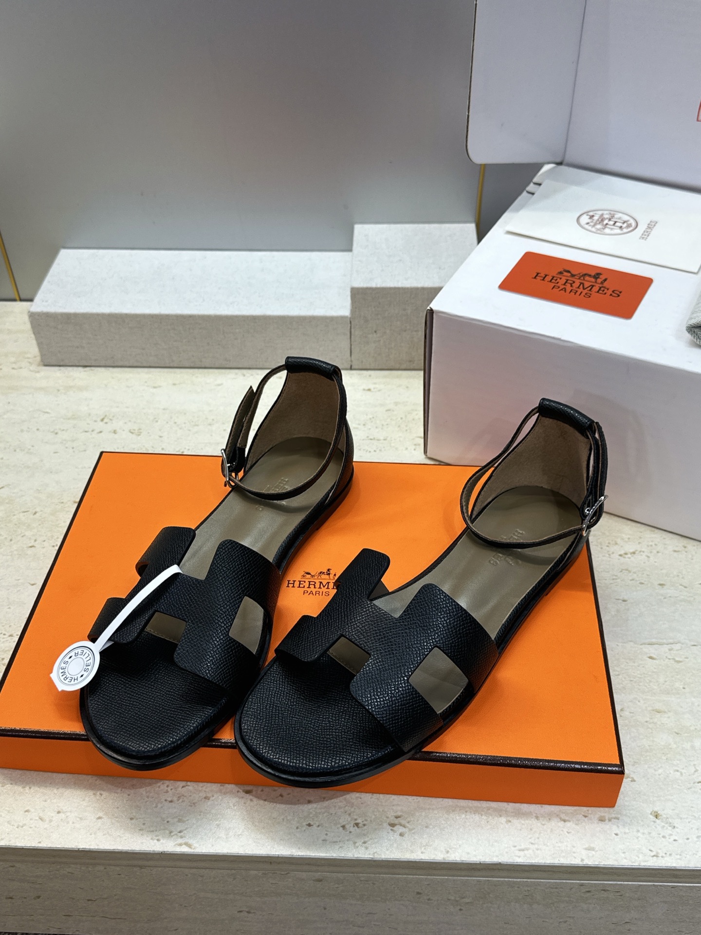 (配全套飞机盒) 莞货 顶级版 爱马仕 Hermes 春夏新色经典款 Santorini 拼色工字拖女鞋 H家平底圆头 (配全套飞机盒) 莞货 顶级版 爱马仕 Hermes 春夏新色经典款 Santorini 拼色工字拖女鞋 H家平底圆头