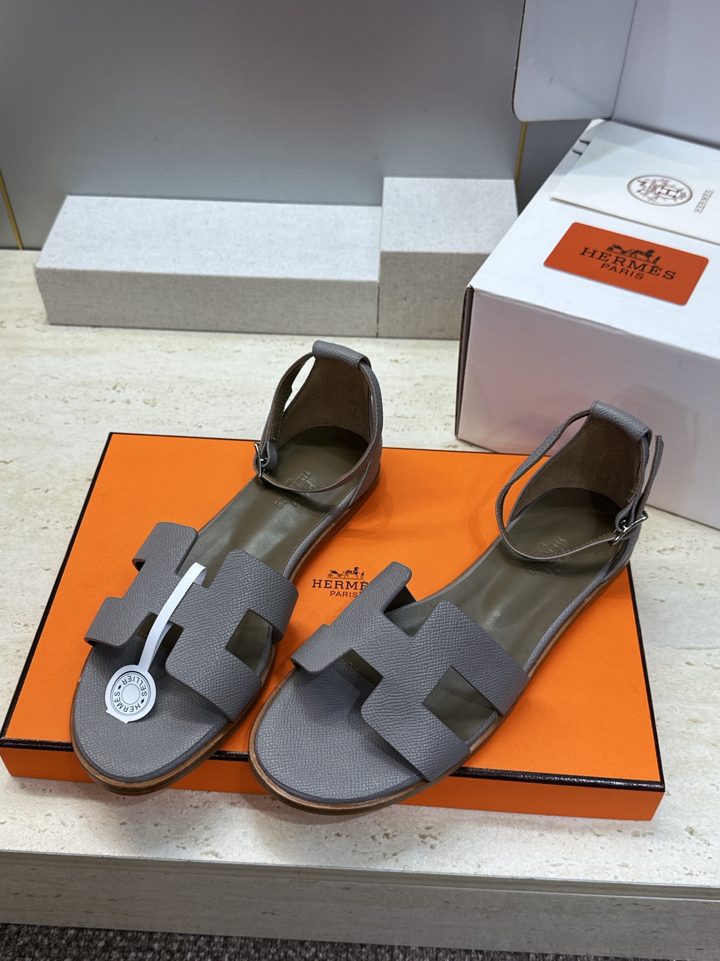 (配全套飞机盒) 莞货 顶级版 爱马仕 Hermes 春夏新色经典款 Santorini 拼色工字拖女鞋  H家平底圆头