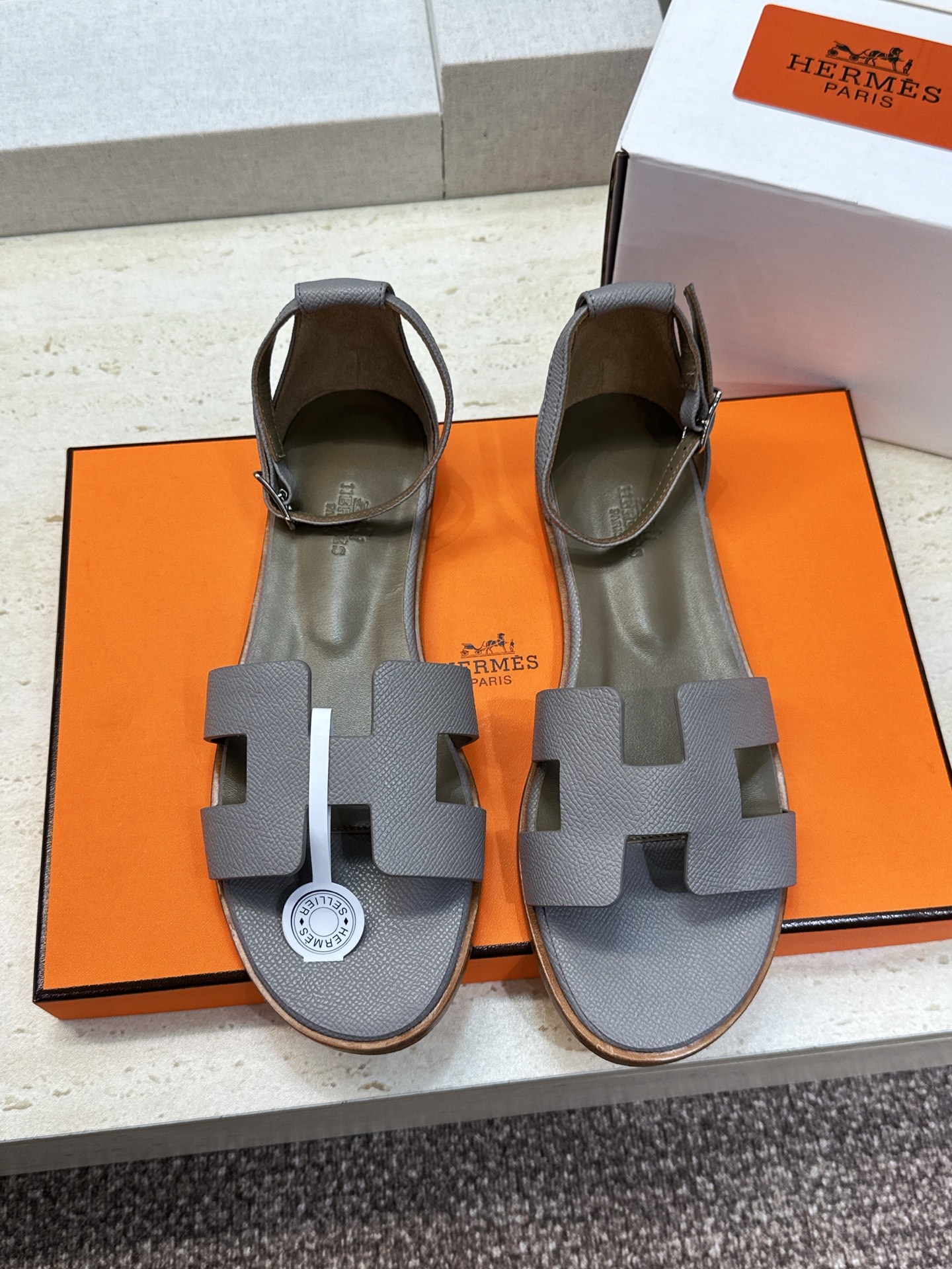 (配全套飞机盒) 莞货 顶级版 爱马仕 Hermes 春夏新色经典款 Santorini 拼色工字拖女鞋  H家平底圆头