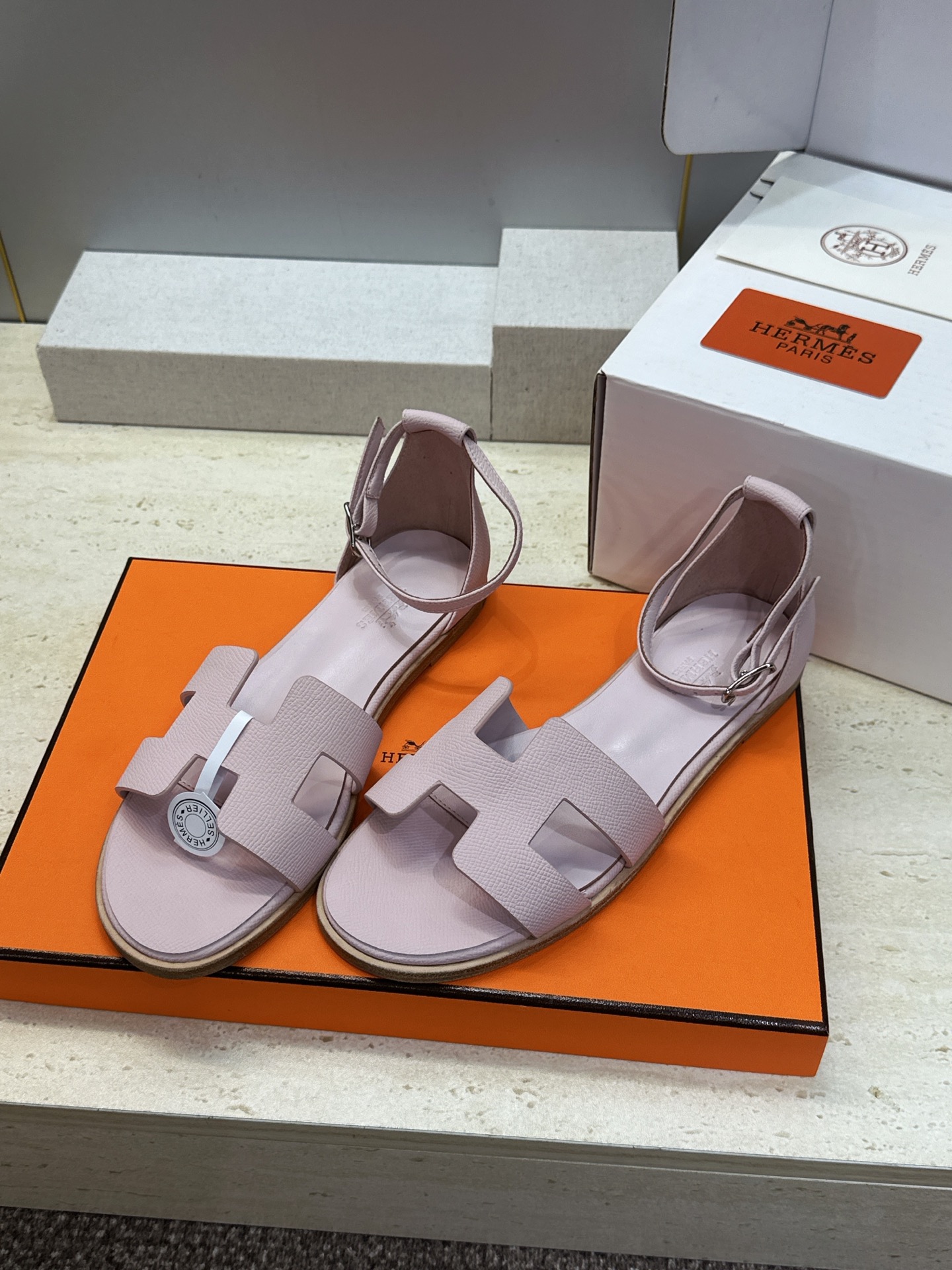 (配全套飞机盒) 莞货 顶级版 爱马仕 Hermes 春夏新色经典款 Santorini 拼色工字拖女鞋 H家平底圆头 (配全套飞机盒) 莞货 顶级版 爱马仕 Hermes 春夏新色经典款 Santorini 拼色工字拖女鞋 H家平底圆头