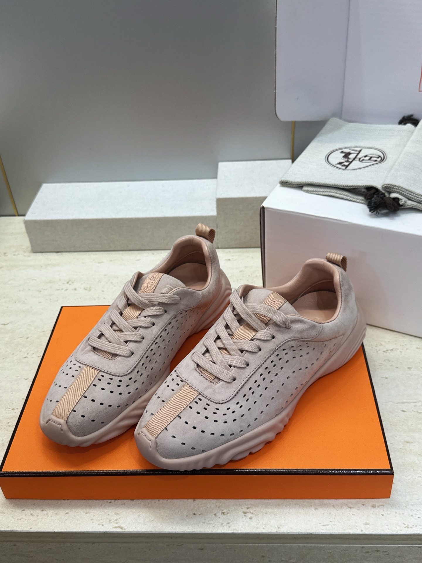(配全套飞机盒) 顶级版 爱马仕 Hermes 2026春夏情侣新款 Neon 休闲系带百搭运动鞋 H家字母logo厚 (配全套飞机盒) 顶级版 爱马仕 Hermes 2026春夏情侣新款 Neon 休闲系带百搭运动鞋 H家字母logo厚