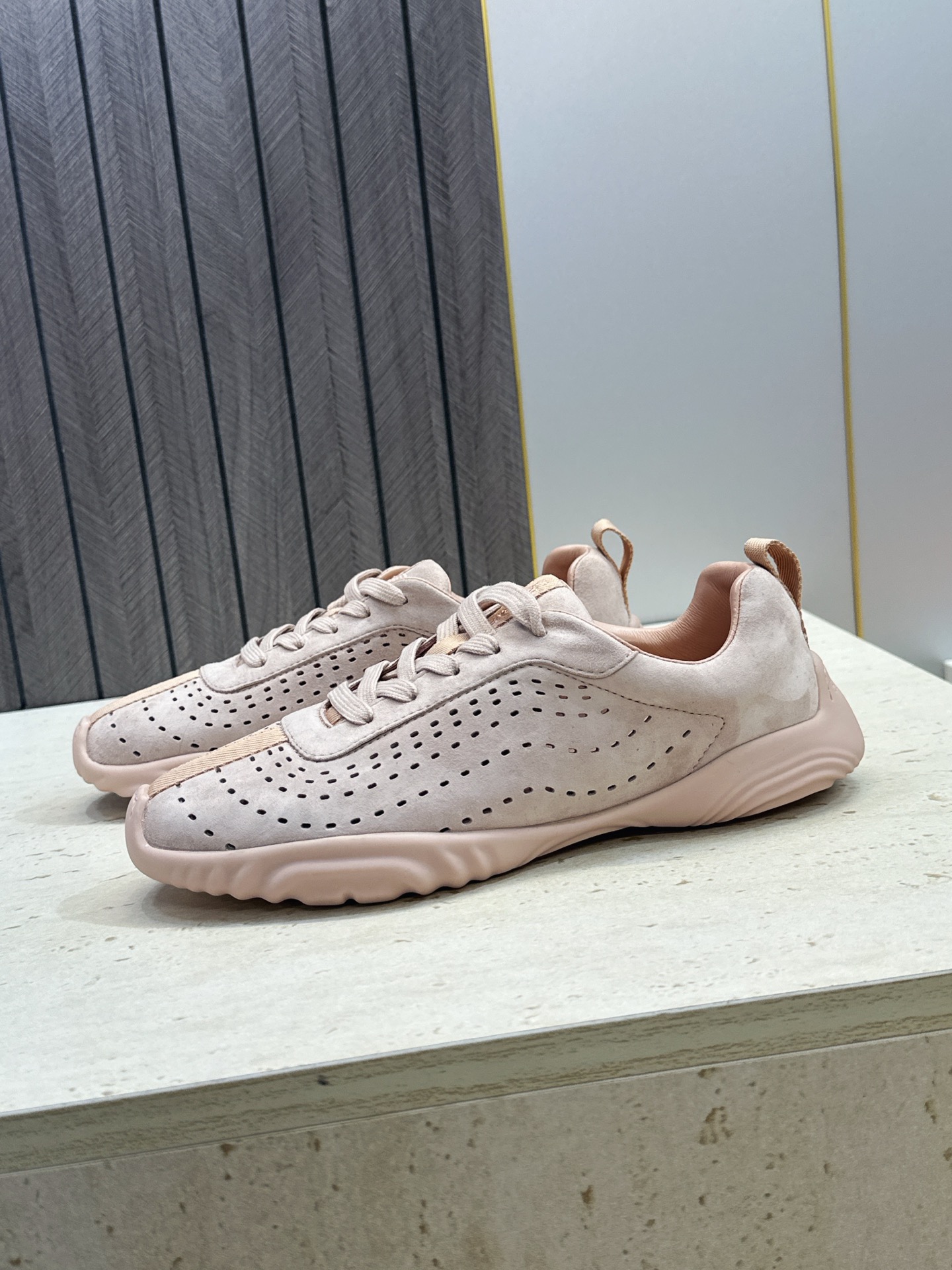 (配全套飞机盒) 顶级版 爱马仕 Hermes 2026春夏情侣新款 Neon 休闲系带百搭运动鞋 H家字母logo厚 (配全套飞机盒) 顶级版 爱马仕 Hermes 2026春夏情侣新款 Neon 休闲系带百搭运动鞋 H家字母logo厚