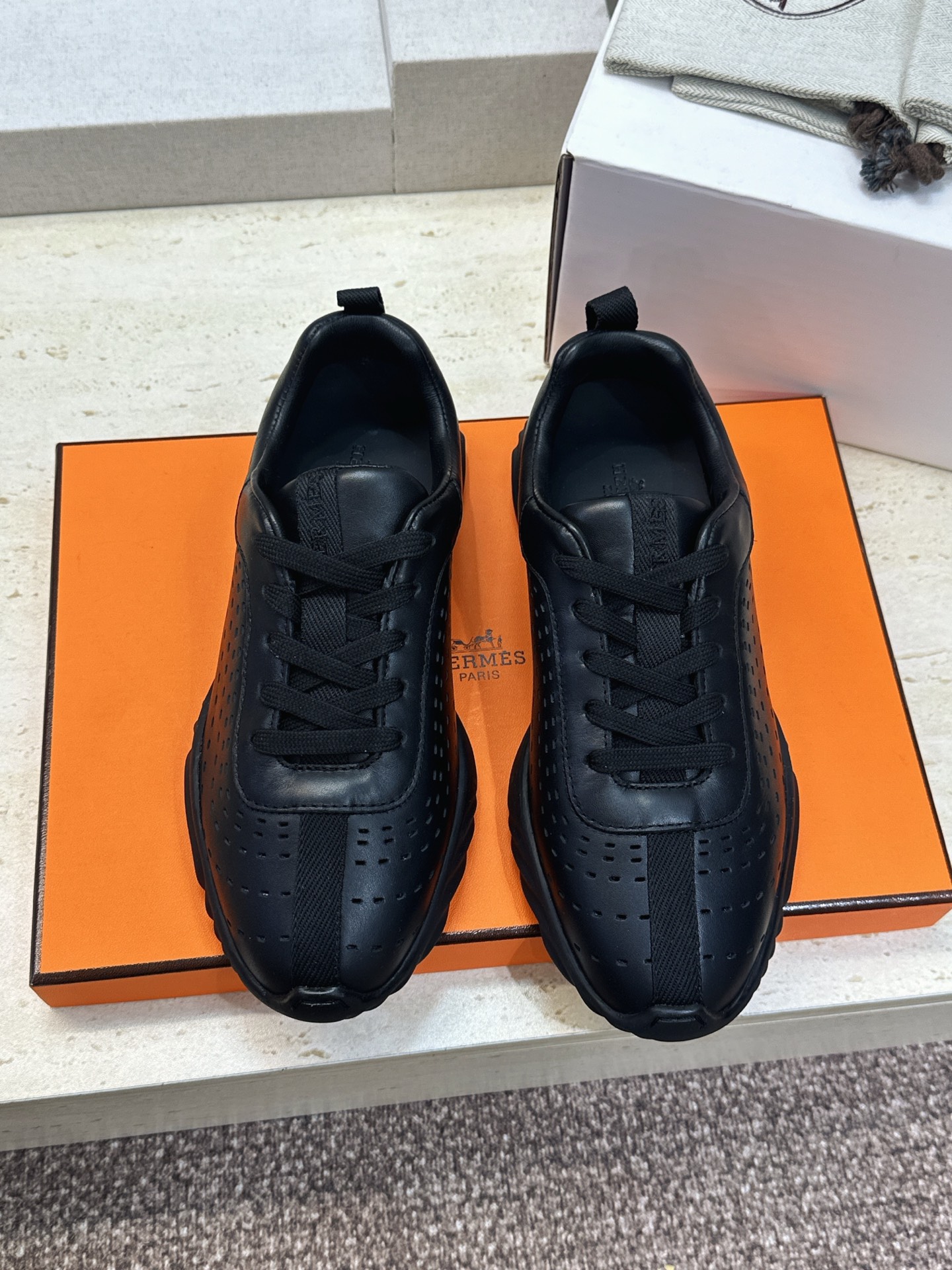 (配全套飞机盒) 顶级版 爱马仕 Hermes 2026春夏情侣新款 Neon 休闲系带百搭运动鞋 H家字母logo厚 (配全套飞机盒) 顶级版 爱马仕 Hermes 2026春夏情侣新款 Neon 休闲系带百搭运动鞋 H家字母logo厚