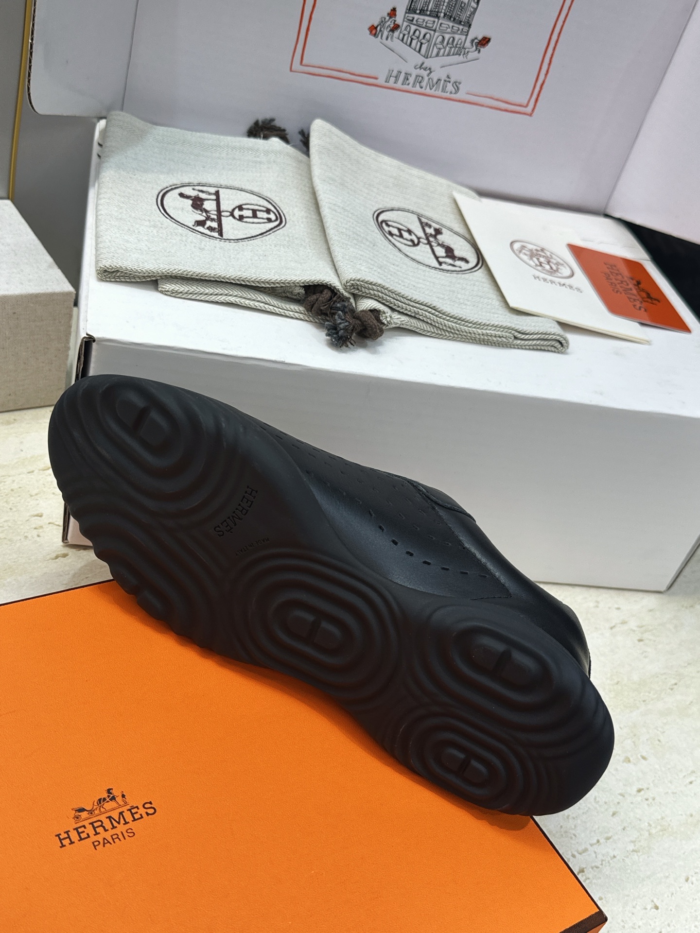 (配全套飞机盒) 顶级版 爱马仕 Hermes 2026春夏情侣新款 Neon 休闲系带百搭运动鞋 H家字母logo厚 (配全套飞机盒) 顶级版 爱马仕 Hermes 2026春夏情侣新款 Neon 休闲系带百搭运动鞋 H家字母logo厚