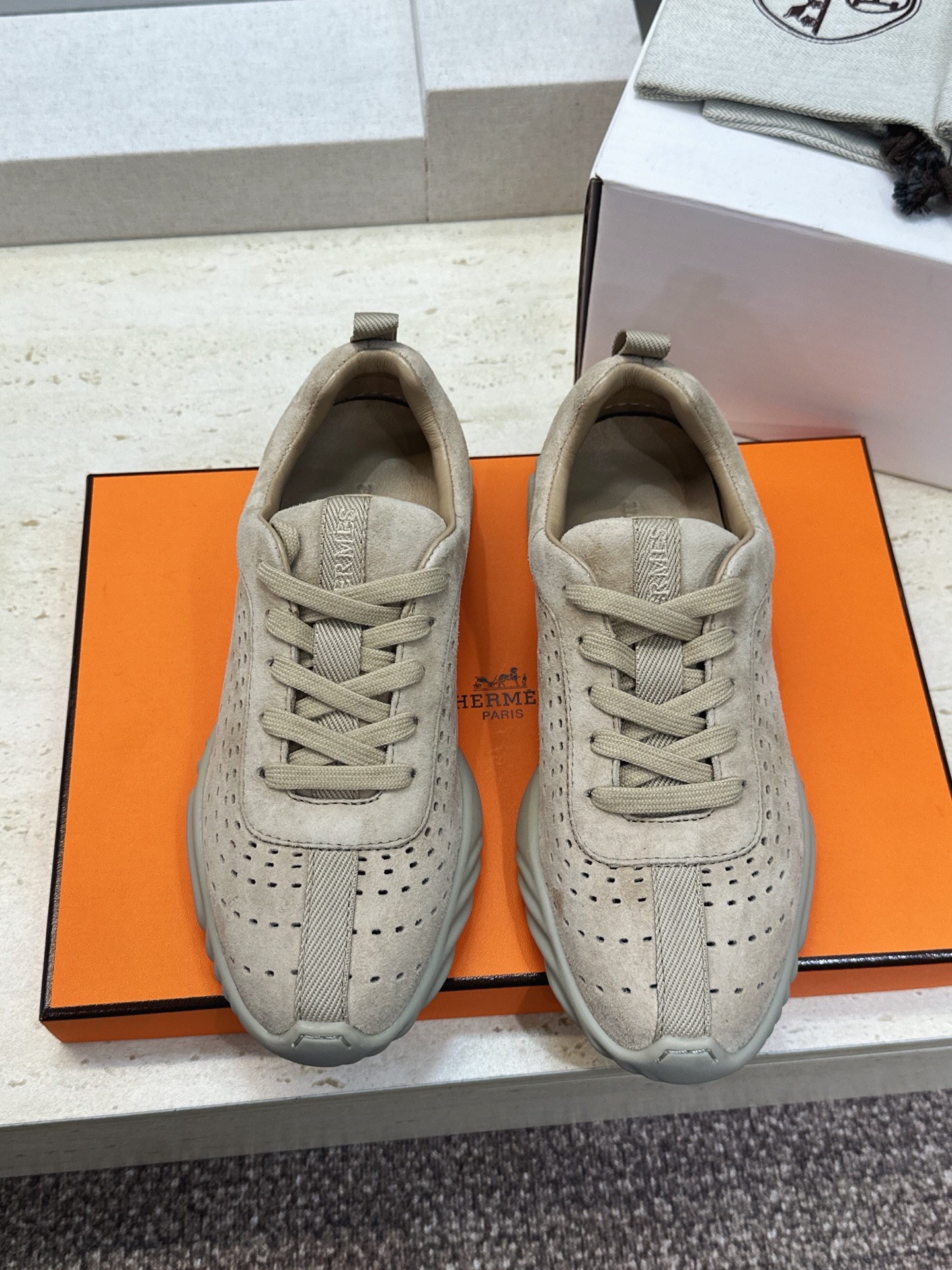 (配全套飞机盒) 顶级版 爱马仕 Hermes 2026春夏情侣新款 Neon 休闲系带百搭运动鞋 H家字母logo厚 (配全套飞机盒) 顶级版 爱马仕 Hermes 2026春夏情侣新款 Neon 休闲系带百搭运动鞋 H家字母logo厚