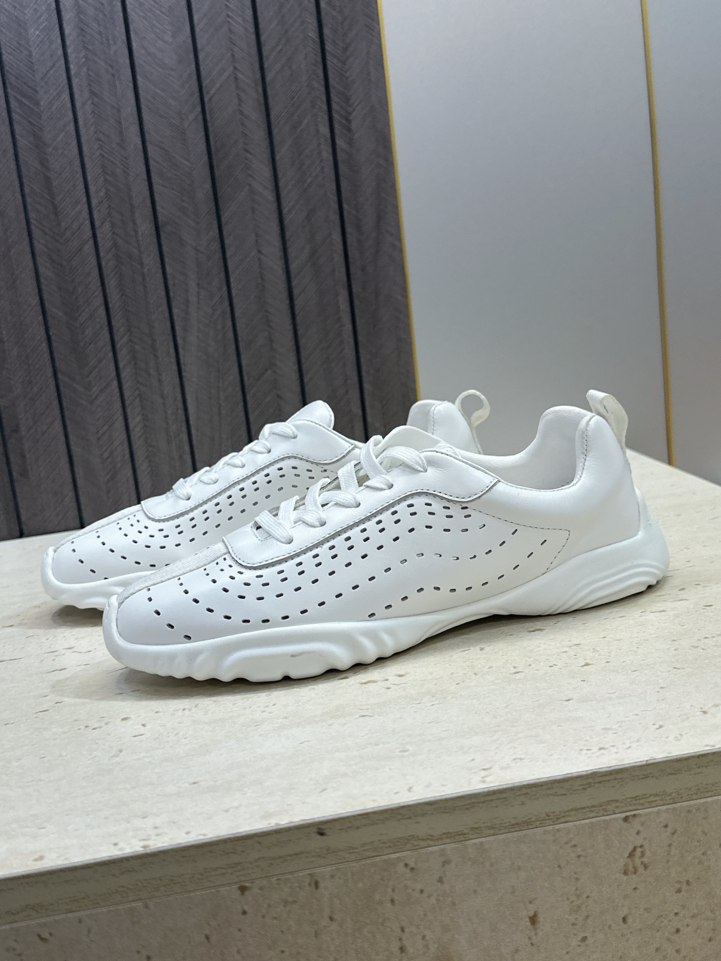 (配全套飞机盒) 顶级版 爱马仕 Hermes 2026春夏情侣新款 Neon 休闲系带百搭运动鞋 H家字母logo厚 (配全套飞机盒) 顶级版 爱马仕 Hermes 2026春夏情侣新款 Neon 休闲系带百搭运动鞋 H家字母logo厚
