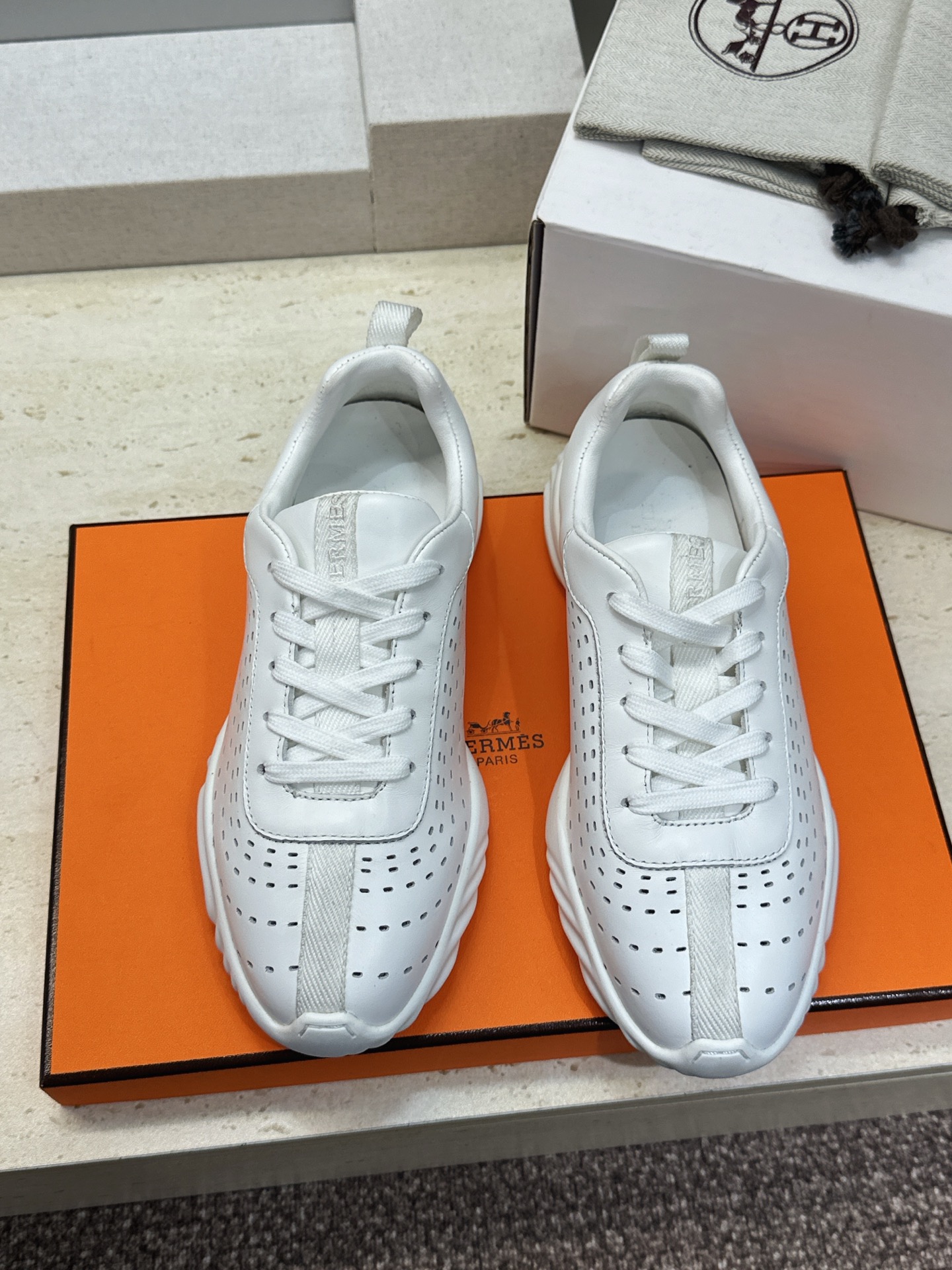 (配全套飞机盒) 顶级版 爱马仕 Hermes 2026春夏情侣新款 Neon 休闲系带百搭运动鞋 H家字母logo厚 (配全套飞机盒) 顶级版 爱马仕 Hermes 2026春夏情侣新款 Neon 休闲系带百搭运动鞋 H家字母logo厚