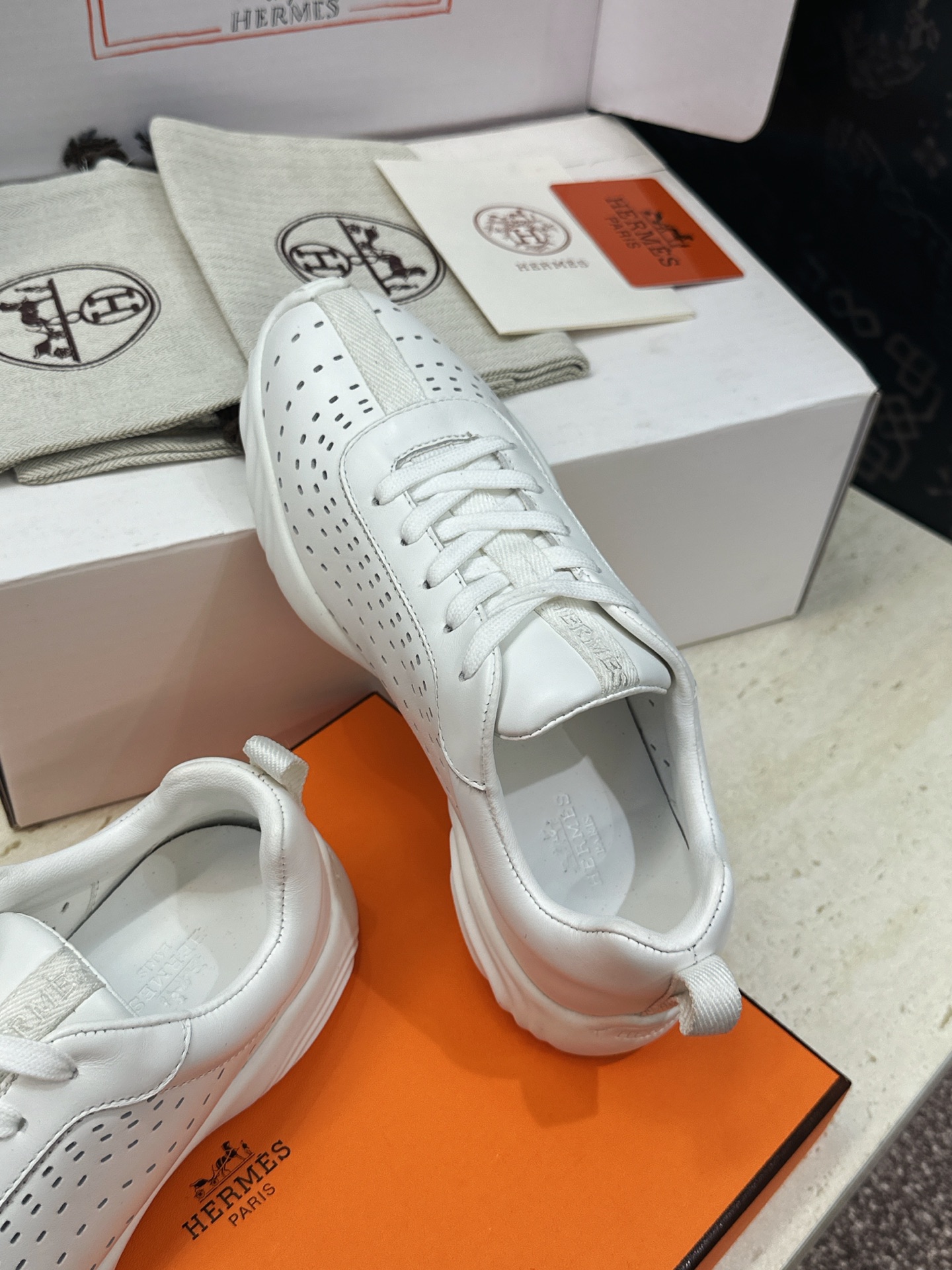 (配全套飞机盒) 顶级版 爱马仕 Hermes 2026春夏情侣新款 Neon 休闲系带百搭运动鞋 H家字母logo厚 (配全套飞机盒) 顶级版 爱马仕 Hermes 2026春夏情侣新款 Neon 休闲系带百搭运动鞋 H家字母logo厚