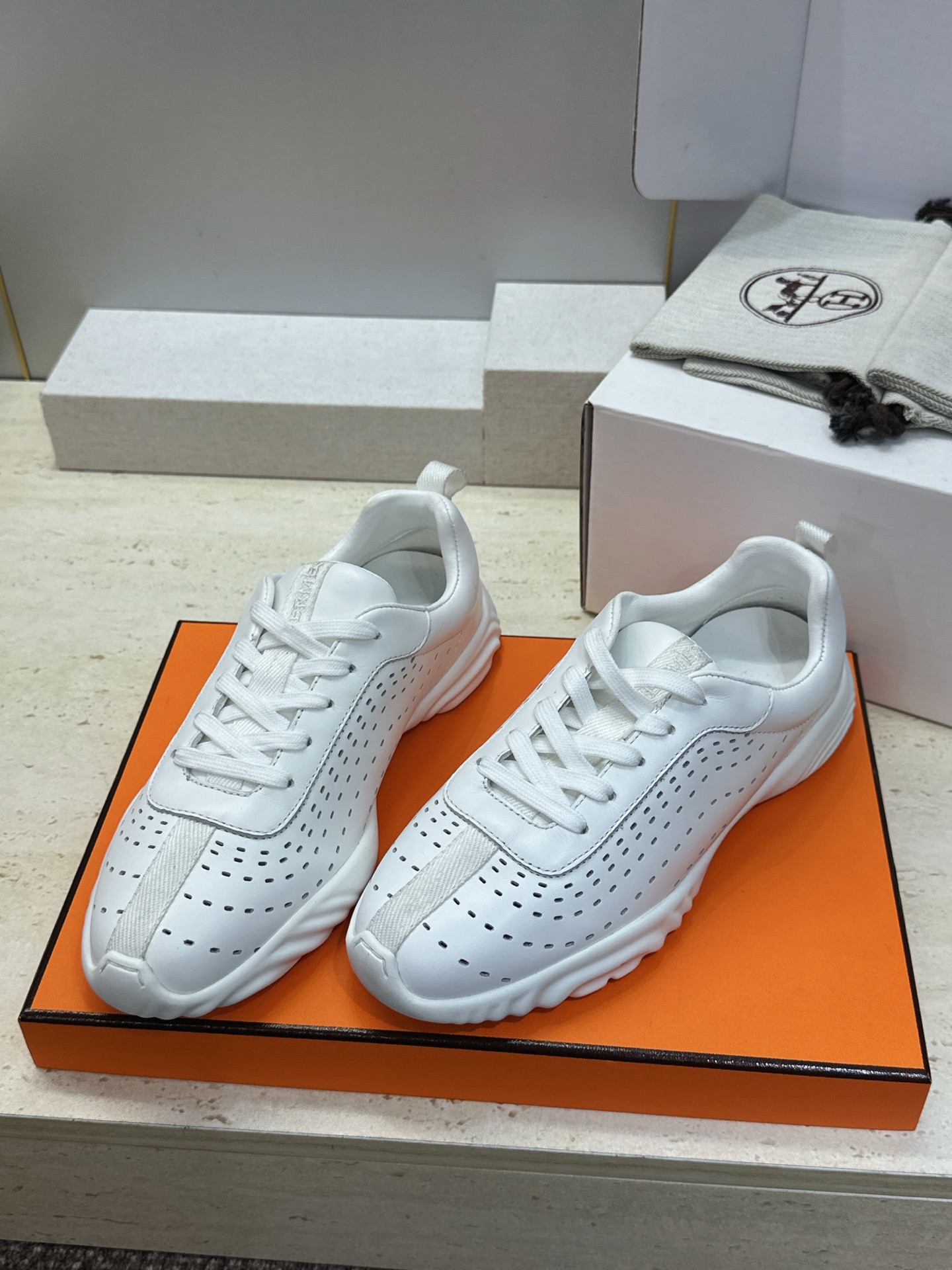 (配全套飞机盒) 顶级版 爱马仕 Hermes 2026春夏情侣新款 Neon 休闲系带百搭运动鞋 H家字母logo厚 (配全套飞机盒) 顶级版 爱马仕 Hermes 2026春夏情侣新款 Neon 休闲系带百搭运动鞋 H家字母logo厚