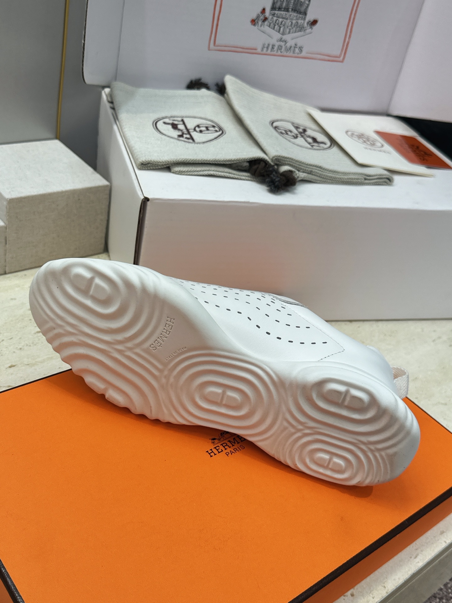 (配全套飞机盒) 顶级版 爱马仕 Hermes 2026春夏情侣新款 Neon 休闲系带百搭运动鞋 H家字母logo厚 (配全套飞机盒) 顶级版 爱马仕 Hermes 2026春夏情侣新款 Neon 休闲系带百搭运动鞋 H家字母logo厚