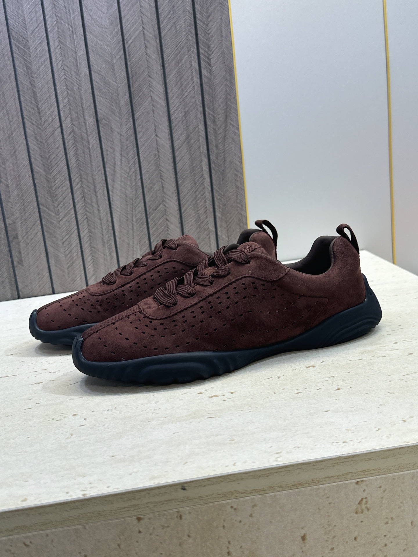 (配全套飞机盒) 顶级版 爱马仕 Hermes 2026春夏情侣新款 Neon 休闲系带百搭运动鞋 H家字母logo厚 (配全套飞机盒) 顶级版 爱马仕 Hermes 2026春夏情侣新款 Neon 休闲系带百搭运动鞋 H家字母logo厚