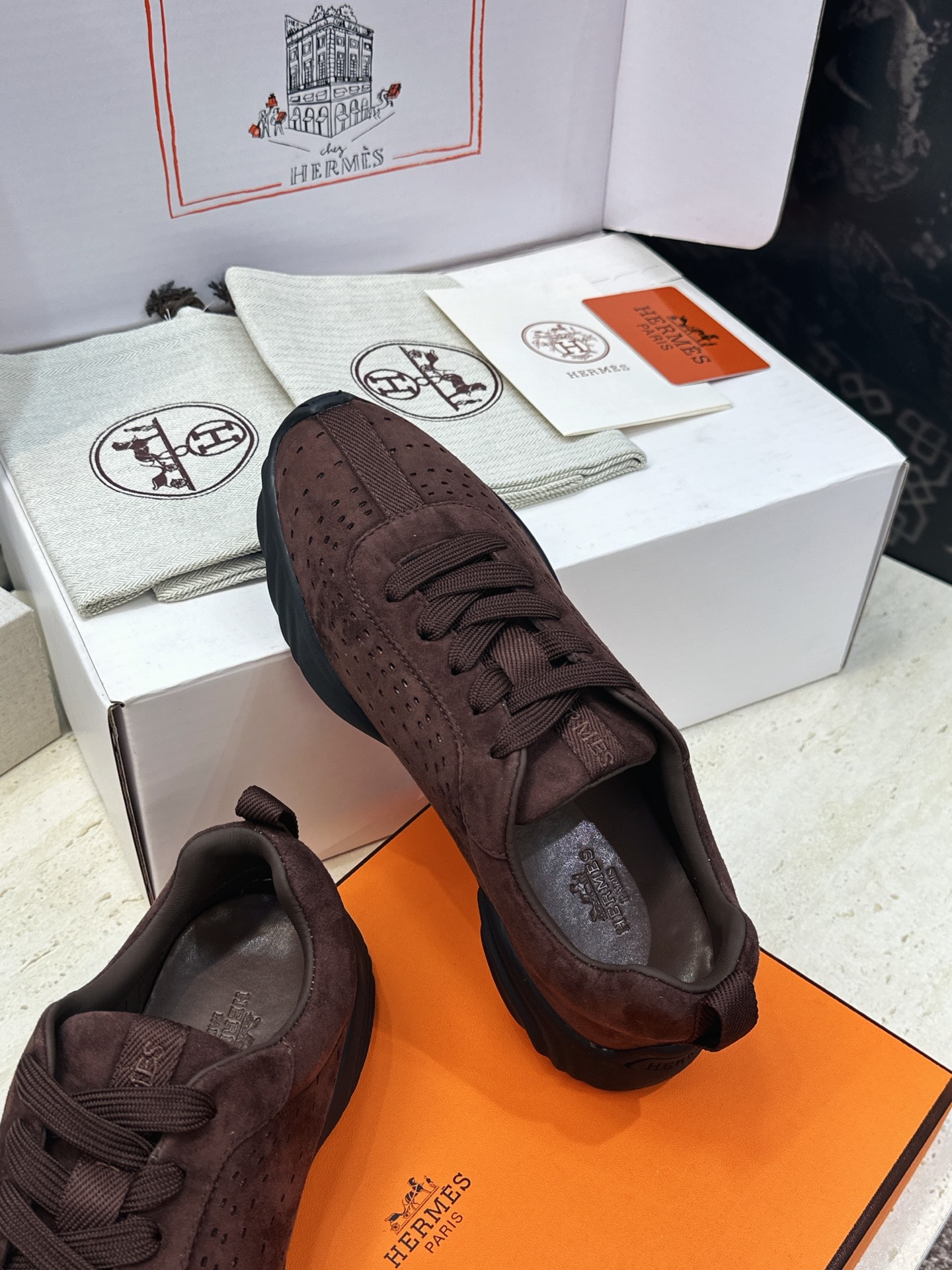 (配全套飞机盒) 顶级版 爱马仕 Hermes 2026春夏情侣新款 Neon 休闲系带百搭运动鞋 H家字母logo厚 (配全套飞机盒) 顶级版 爱马仕 Hermes 2026春夏情侣新款 Neon 休闲系带百搭运动鞋 H家字母logo厚