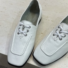 顶级版 Bottega Veneta 葆蝶家2026秋冬新款复古休闲小皮鞋 BV字母logo平底方头系带乐福女单鞋 材质 顶级版 Bottega Veneta 葆蝶家2026秋冬新款复古休闲小皮鞋 BV字母logo平底方头系带乐福女单鞋 材质