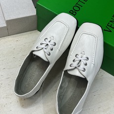 顶级版 Bottega Veneta 葆蝶家2026秋冬新款复古休闲小皮鞋 BV字母logo平底方头系带乐福女单鞋 材质 顶级版 Bottega Veneta 葆蝶家2026秋冬新款复古休闲小皮鞋 BV字母logo平底方头系带乐福女单鞋 材质
