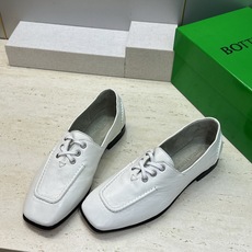 顶级版 Bottega Veneta 葆蝶家2026秋冬新款复古休闲小皮鞋 BV字母logo平底方头系带乐福女单鞋 材质 顶级版 Bottega Veneta 葆蝶家2026秋冬新款复古休闲小皮鞋 BV字母logo平底方头系带乐福女单鞋 材质