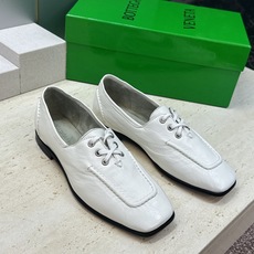 顶级版 Bottega Veneta 葆蝶家2026秋冬新款复古休闲小皮鞋 BV字母logo平底方头系带乐福女单鞋 材质 顶级版 Bottega Veneta 葆蝶家2026秋冬新款复古休闲小皮鞋 BV字母logo平底方头系带乐福女单鞋 材质
