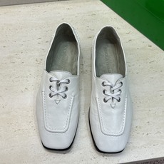顶级版 Bottega Veneta 葆蝶家2026秋冬新款复古休闲小皮鞋 BV字母logo平底方头系带乐福女单鞋 材质 顶级版 Bottega Veneta 葆蝶家2026秋冬新款复古休闲小皮鞋 BV字母logo平底方头系带乐福女单鞋 材质