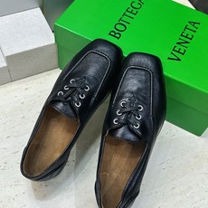 顶级版 Bottega Veneta 葆蝶家2026秋冬新款复古休闲小皮鞋 BV字母logo平底方头系带乐福女单鞋 材质 顶级版 Bottega Veneta 葆蝶家2026秋冬新款复古休闲小皮鞋 BV字母logo平底方头系带乐福女单鞋 材质
