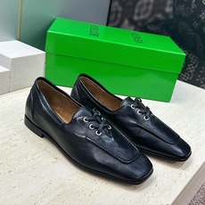 顶级版 Bottega Veneta 葆蝶家2026秋冬新款复古休闲小皮鞋 BV字母logo平底方头系带乐福女单鞋 材质 顶级版 Bottega Veneta 葆蝶家2026秋冬新款复古休闲小皮鞋 BV字母logo平底方头系带乐福女单鞋 材质