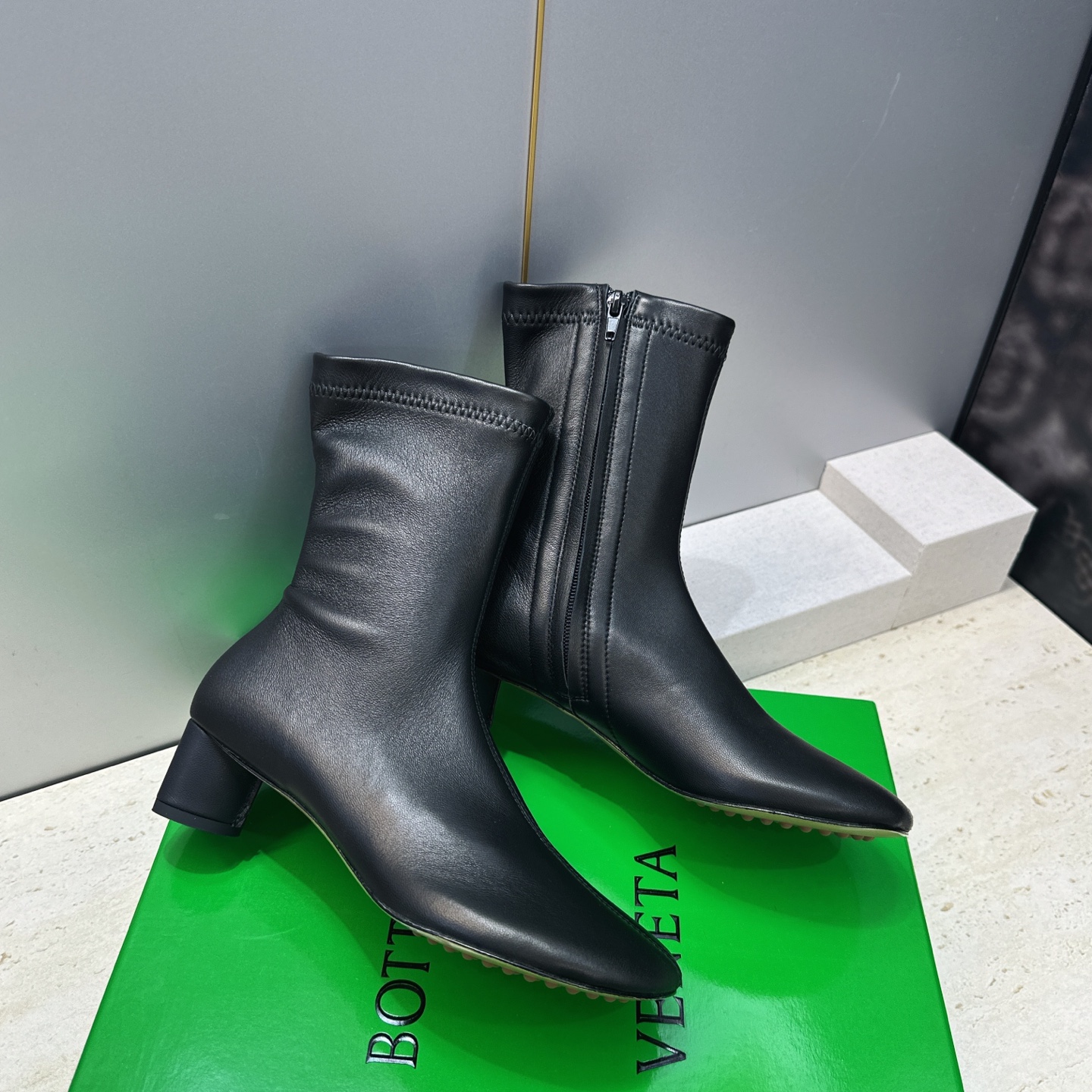 顶级版 Bottega Veneta 葆蝶家2026秋冬新款复古粗跟弹力马丁女短靴 BV字母logo低跟圆头侧拉链机车骑 顶级版 Bottega Veneta 葆蝶家2026秋冬新款复古粗跟弹力马丁女短靴 BV字母logo低跟圆头侧拉链机车骑