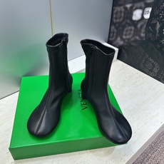 顶级版 Bottega Veneta 葆蝶家2026秋冬新款复古粗跟弹力马丁女短靴 BV字母logo低跟圆头侧拉链机车骑 顶级版 Bottega Veneta 葆蝶家2026秋冬新款复古粗跟弹力马丁女短靴 BV字母logo低跟圆头侧拉链机车骑