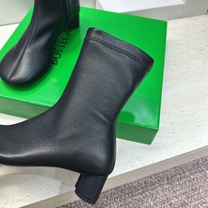 顶级版 Bottega Veneta 葆蝶家2026秋冬新款复古粗跟弹力马丁女短靴 BV字母logo低跟圆头侧拉链机车骑 顶级版 Bottega Veneta 葆蝶家2026秋冬新款复古粗跟弹力马丁女短靴 BV字母logo低跟圆头侧拉链机车骑