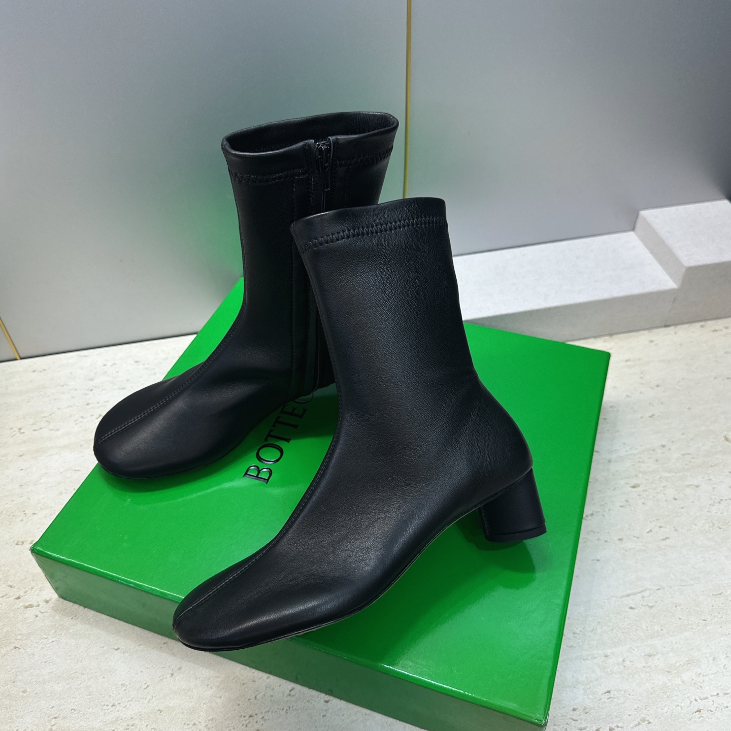 顶级版 Bottega Veneta 葆蝶家2026秋冬新款复古粗跟弹力马丁女短靴 BV字母logo低跟圆头侧拉链机车骑 顶级版 Bottega Veneta 葆蝶家2026秋冬新款复古粗跟弹力马丁女短靴 BV字母logo低跟圆头侧拉链机车骑