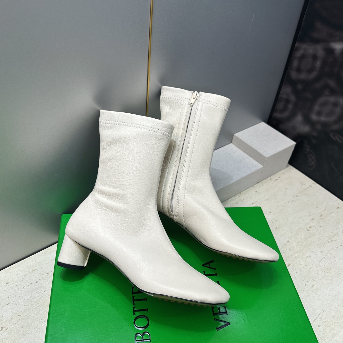 顶级版 Bottega Veneta 葆蝶家2026秋冬新款复古粗跟弹力马丁女短靴 BV字母logo低跟圆头侧拉链机车骑