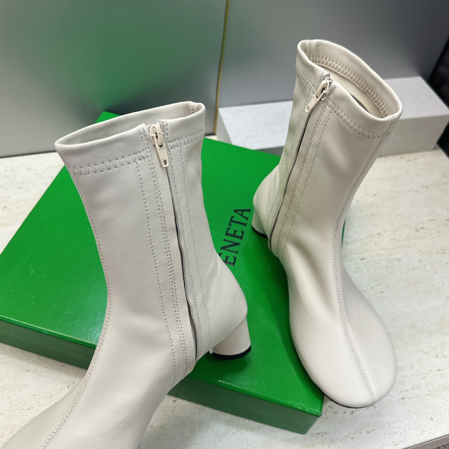 顶级版 Bottega Veneta 葆蝶家2026秋冬新款复古粗跟弹力马丁女短靴 BV字母logo低跟圆头侧拉链机车骑