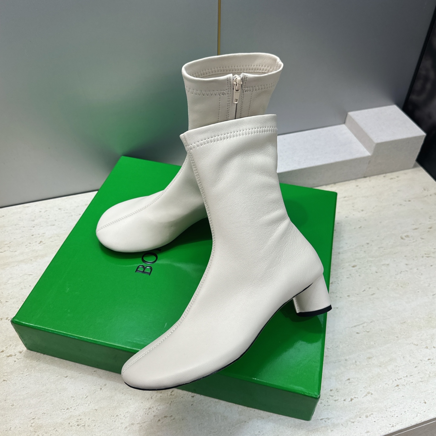顶级版 Bottega Veneta 葆蝶家2026秋冬新款复古粗跟弹力马丁女短靴 BV字母logo低跟圆头侧拉链机车骑
