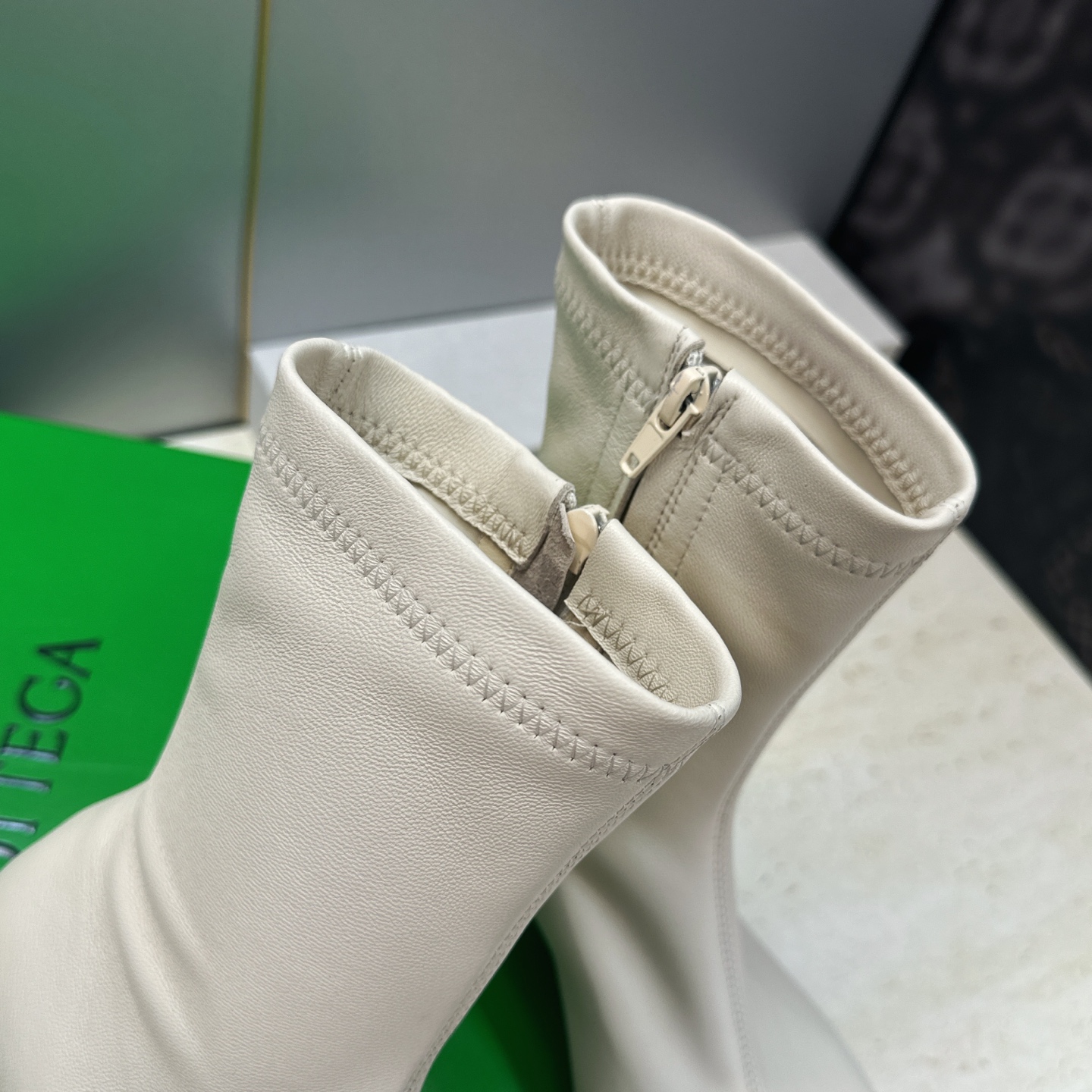 顶级版 Bottega Veneta 葆蝶家2026秋冬新款复古粗跟弹力马丁女短靴 BV字母logo低跟圆头侧拉链机车骑