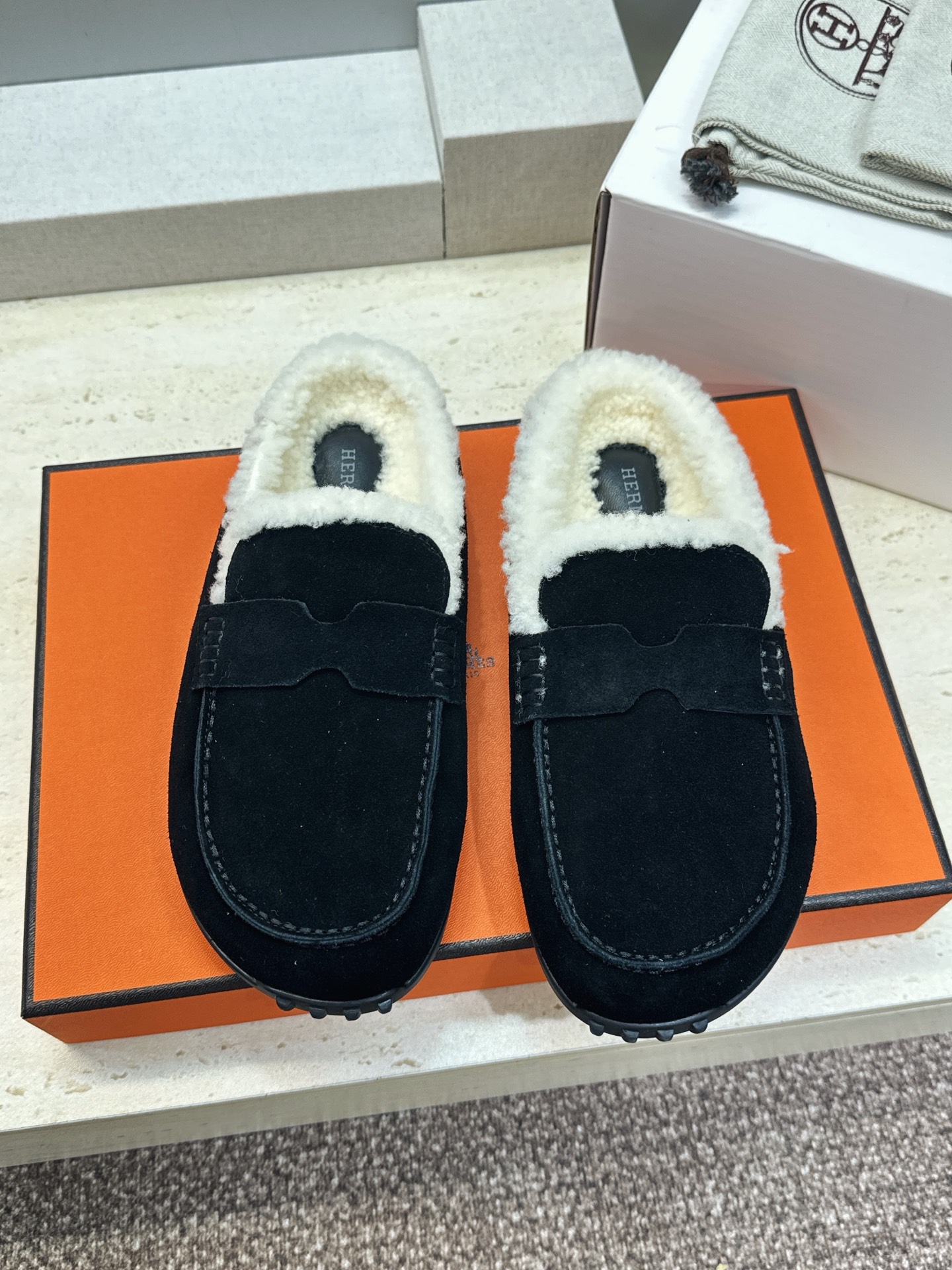 (配全套飞机盒) 顶级版 爱马仕 Hermes 秋冬经典情侣款Lazy防寒保暖羊羔毛豆豆鞋 H家平底圆头时尚休闲居家穆勒 (配全套飞机盒) 顶级版 爱马仕 Hermes 秋冬经典情侣款Lazy防寒保暖羊羔毛豆豆鞋 H家平底圆头时尚休闲居家穆勒
