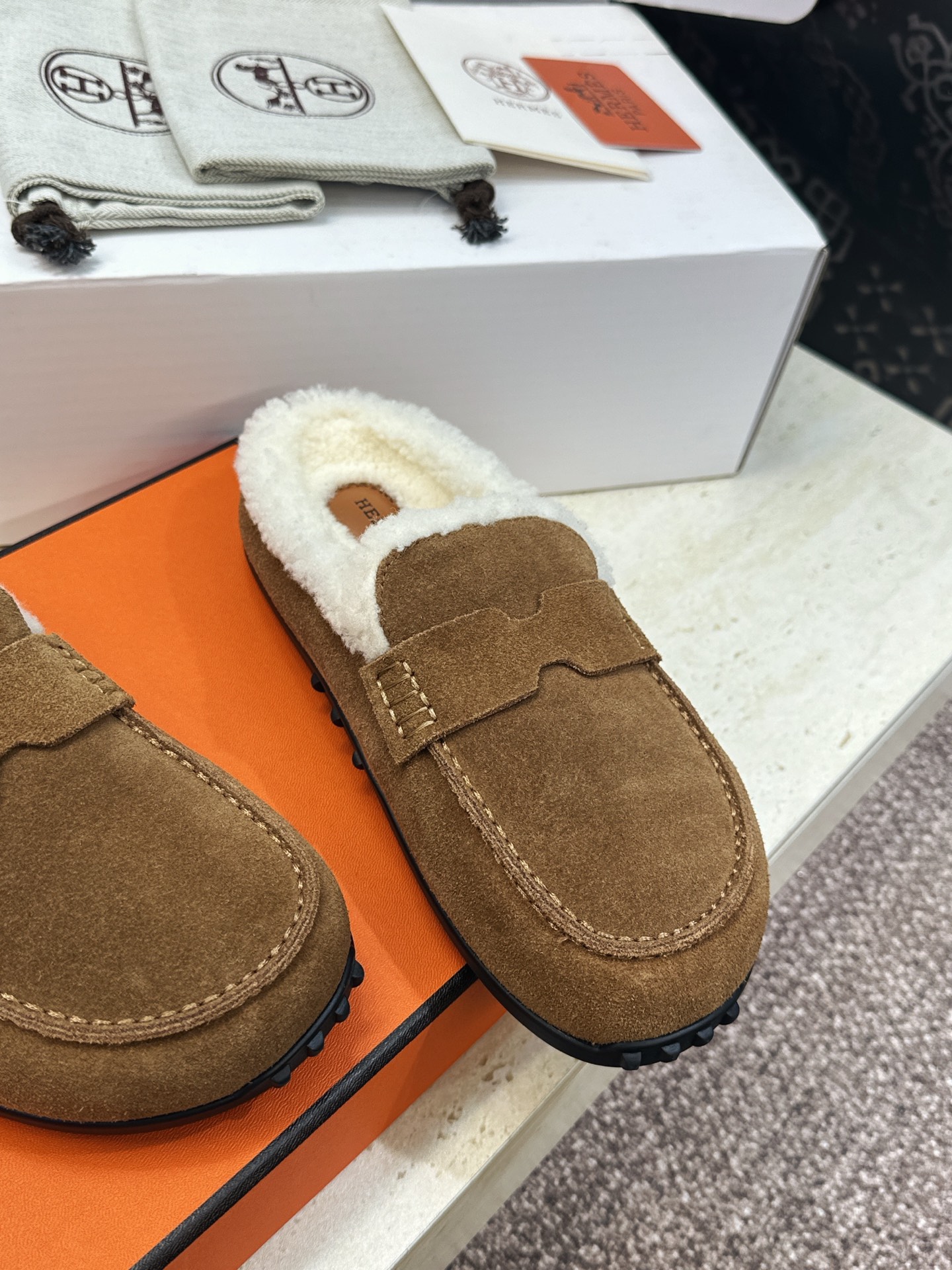 (配全套飞机盒) 顶级版 爱马仕 Hermes 秋冬经典情侣款Lazy防寒保暖羊羔毛豆豆鞋 H家平底圆头时尚休闲居家穆勒 (配全套飞机盒) 顶级版 爱马仕 Hermes 秋冬经典情侣款Lazy防寒保暖羊羔毛豆豆鞋 H家平底圆头时尚休闲居家穆勒