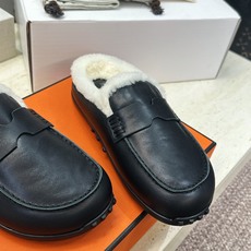 (配全套飞机盒) 顶级版 爱马仕 Hermes 秋冬经典情侣款Lazy防寒保暖羊羔毛豆豆鞋 H家平底圆头时尚休闲居家穆勒 (配全套飞机盒) 顶级版 爱马仕 Hermes 秋冬经典情侣款Lazy防寒保暖羊羔毛豆豆鞋 H家平底圆头时尚休闲居家穆勒