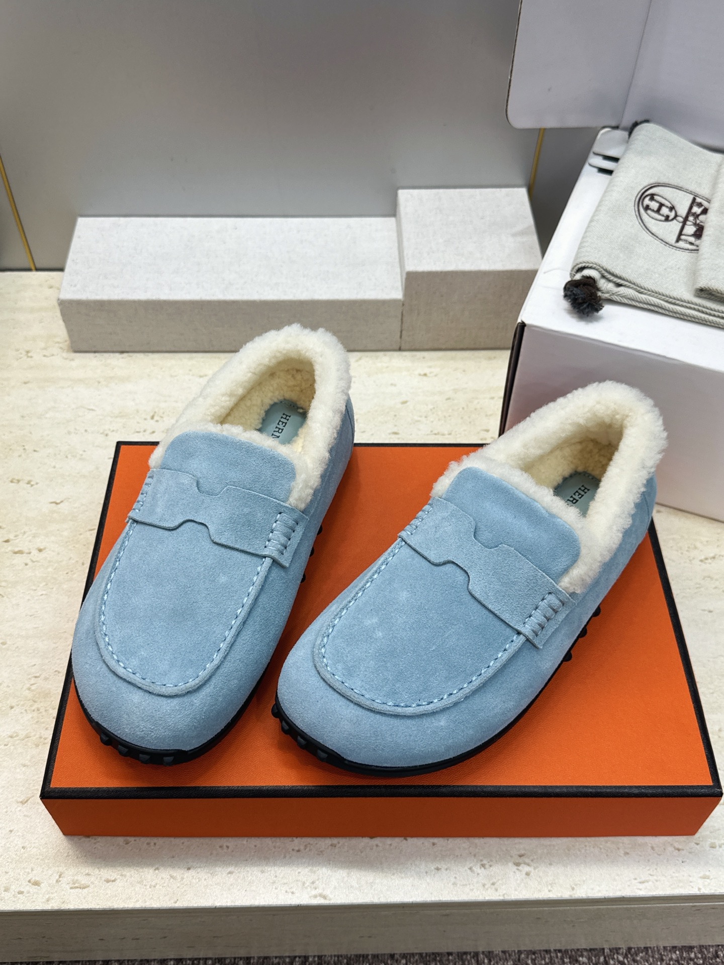(配全套飞机盒) 顶级版 爱马仕 Hermes 秋冬经典情侣款Lazy防寒保暖羊羔毛豆豆鞋 H家平底圆头时尚休闲乐福单鞋 (配全套飞机盒) 顶级版 爱马仕 Hermes 秋冬经典情侣款Lazy防寒保暖羊羔毛豆豆鞋 H家平底圆头时尚休闲乐福单鞋