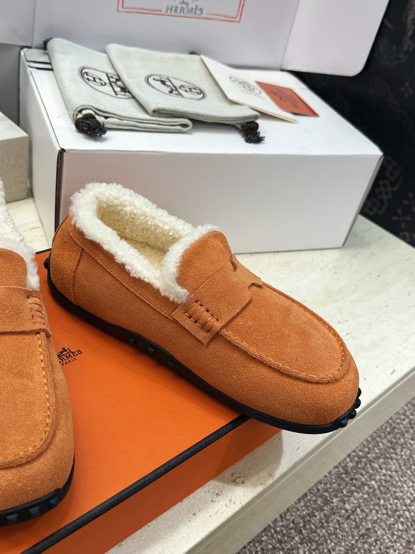 (配全套飞机盒) 顶级版 爱马仕 Hermes 秋冬经典情侣款Lazy防寒保暖羊羔毛豆豆鞋 H家平底圆头时尚休闲乐福单鞋 (配全套飞机盒) 顶级版 爱马仕 Hermes 秋冬经典情侣款Lazy防寒保暖羊羔毛豆豆鞋 H家平底圆头时尚休闲乐福单鞋