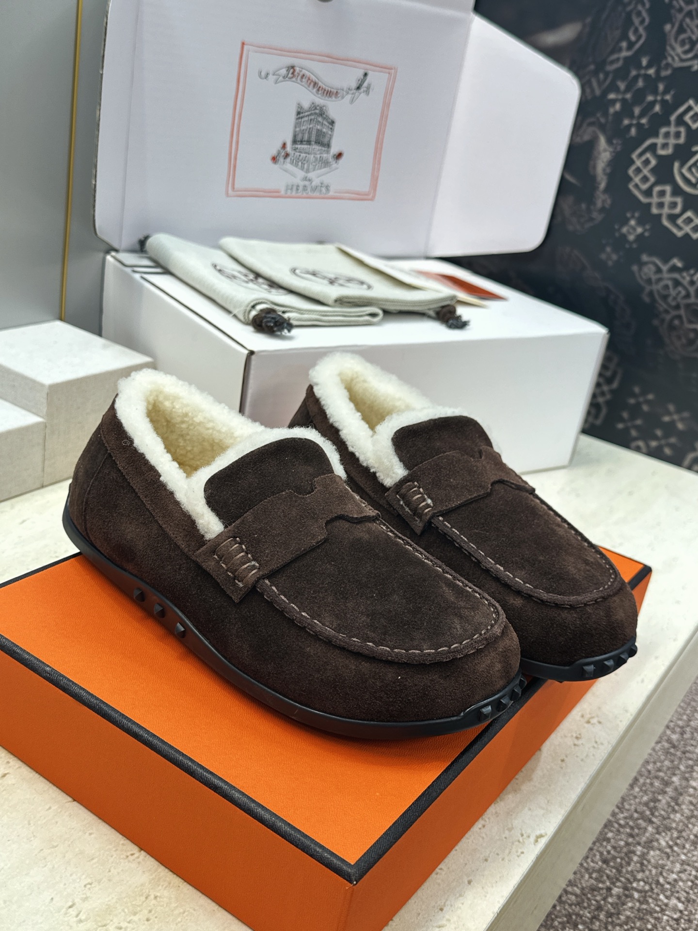 (配全套飞机盒) 顶级版 爱马仕 Hermes 秋冬经典情侣款Lazy防寒保暖羊羔毛豆豆鞋 H家平底圆头时尚休闲乐福单鞋 (配全套飞机盒) 顶级版 爱马仕 Hermes 秋冬经典情侣款Lazy防寒保暖羊羔毛豆豆鞋 H家平底圆头时尚休闲乐福单鞋