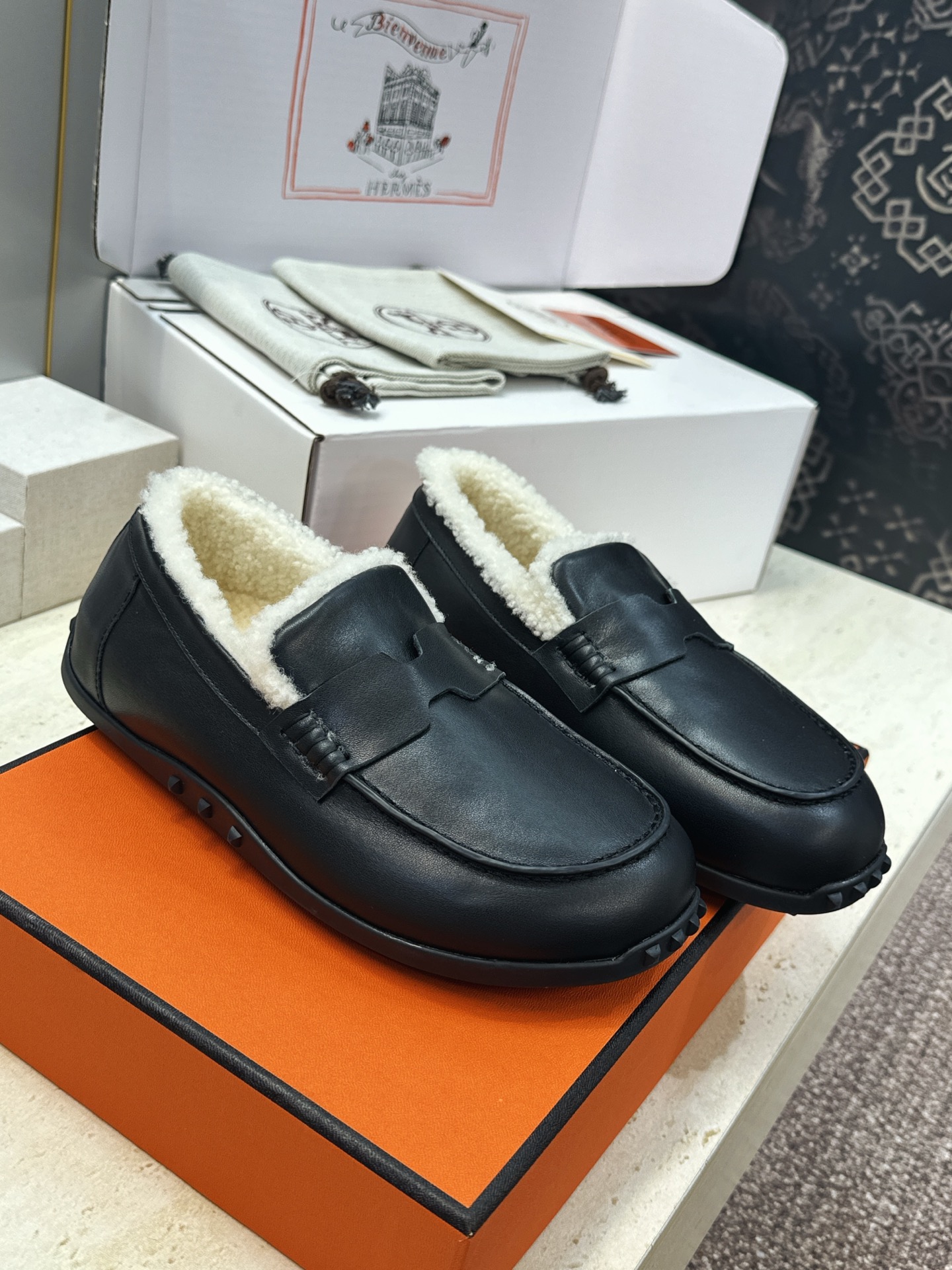(配全套飞机盒) 顶级版 爱马仕 Hermes 秋冬经典情侣款Lazy防寒保暖羊羔毛豆豆鞋 H家平底圆头时尚休闲乐福单鞋 (配全套飞机盒) 顶级版 爱马仕 Hermes 秋冬经典情侣款Lazy防寒保暖羊羔毛豆豆鞋 H家平底圆头时尚休闲乐福单鞋