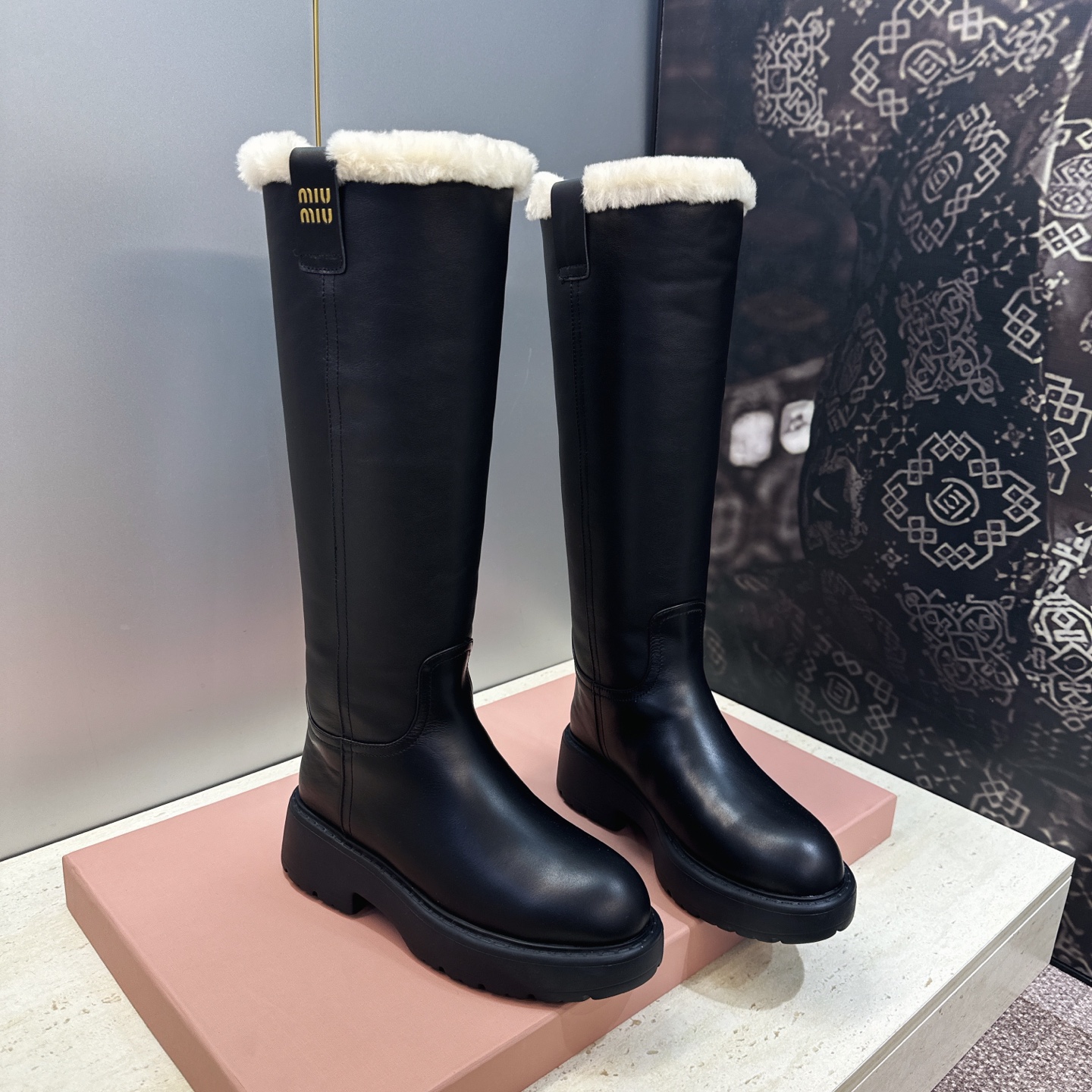 Miumiu 2026 秋冬高定系列新款羊羔毛防寒保暖高筒及膝女长靴 缪缪字母logo厚底低跟圆头复古擦色一脚蹬机车骑士