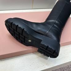 Miumiu 2026 秋冬高定系列新款羊羔毛防寒保暖高筒及膝女长靴 缪缪字母logo厚底低跟圆头复古擦色一脚蹬机车骑士 Miumiu 2026 秋冬高定系列新款羊羔毛防寒保暖高筒及膝女长靴 缪缪字母logo厚底低跟圆头复古擦色一脚蹬机车骑士